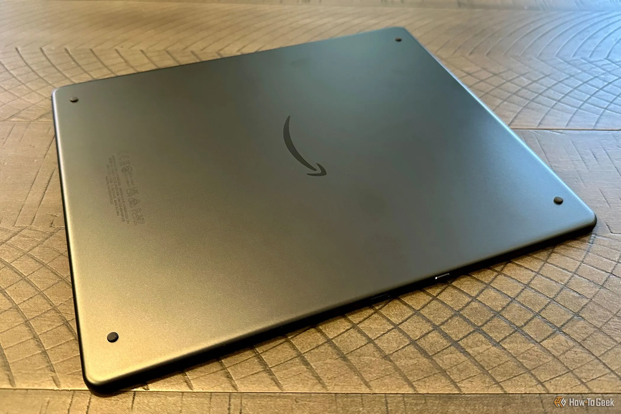 Mặt sau của Kindle Scribe, một thiết bị đọc sách điện tử cao cấp đang có ưu đãi giảm giá đầu tiên.