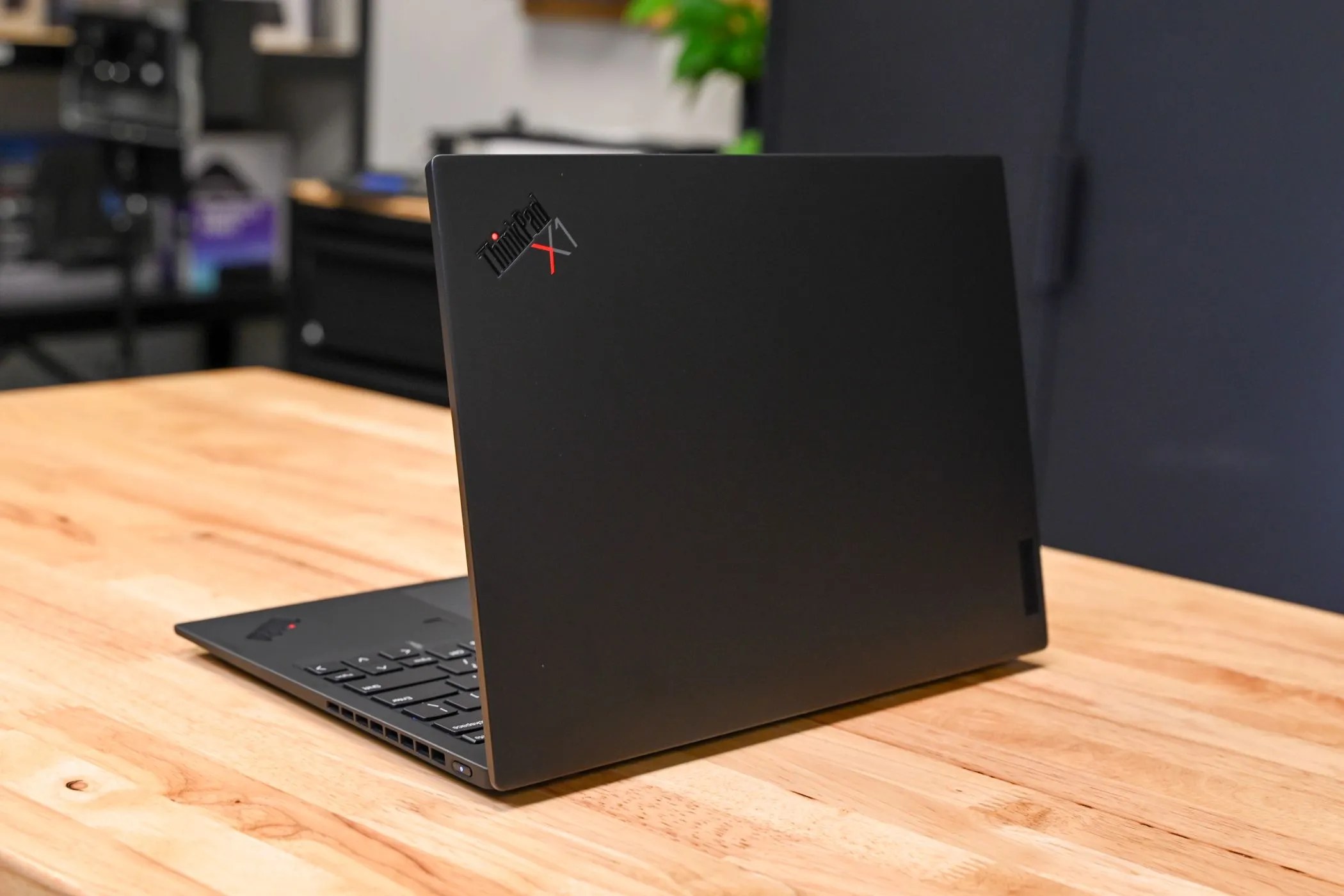 Mặt sau của laptop Lenovo ThinkPad X1 Nano Gen 3 đang mở
