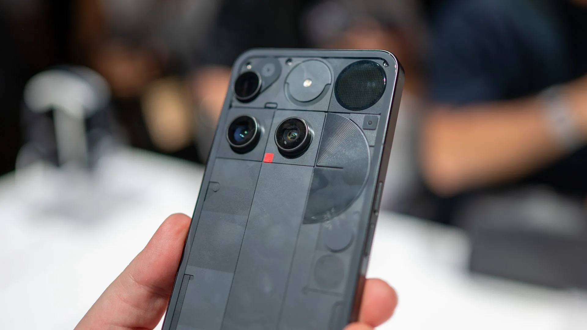 Mặt sau của Nothing Phone 3 với cận cảnh các ống kính camera.