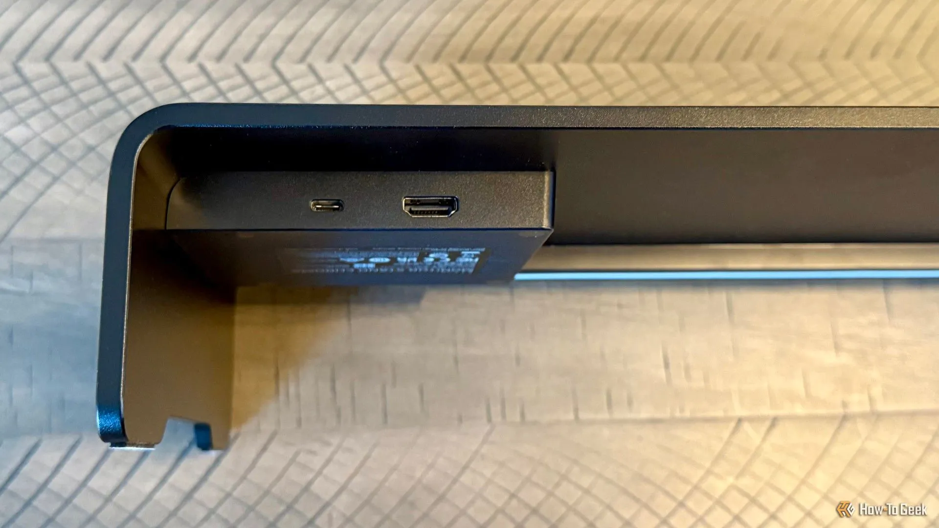 Mặt sau của Razer Monitor Stand Chroma với cổng HDMI 2.0 và cổng USB-C đầu vào để kết nối với máy tính.