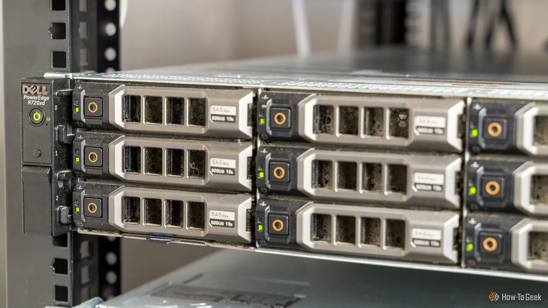 Mặt trước của server lưu trữ Dell R720xd với các khay ổ cứng.