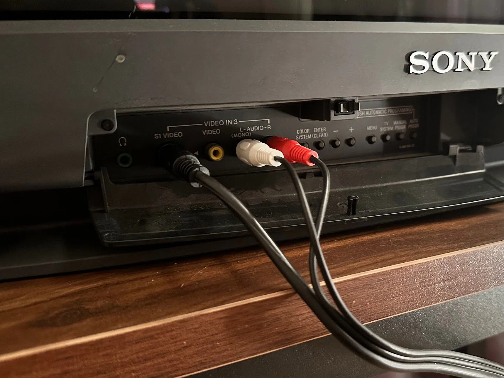 Mặt trước của TV Sony Trinitron với các cổng kết nối AV tiện lợi, giúp dễ dàng chuyển đổi giữa các thiết bị chơi game retro