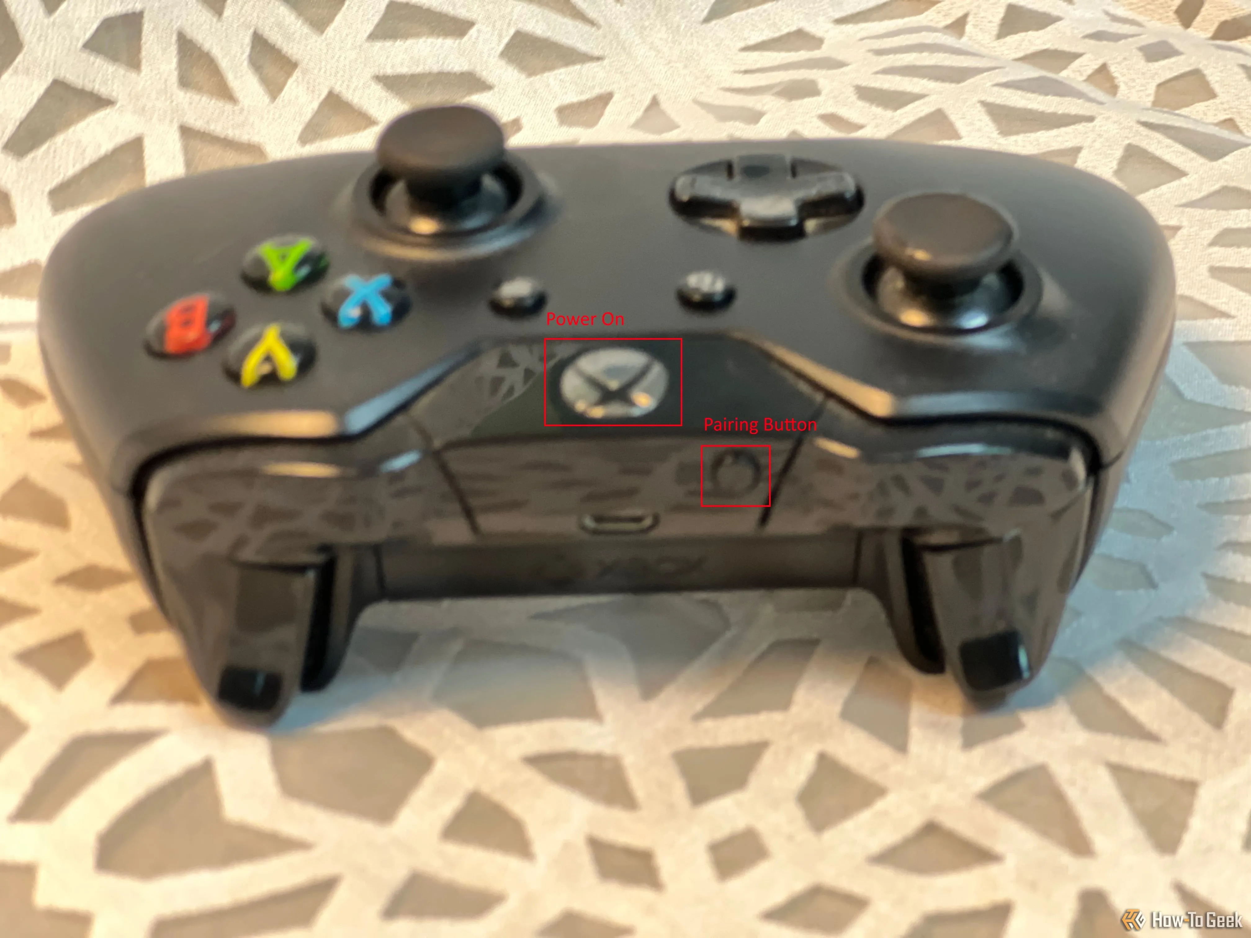 Mặt trước tay cầm Xbox với nút ghép nối được làm nổi bật, hướng dẫn đưa tay cầm vào chế độ pairing