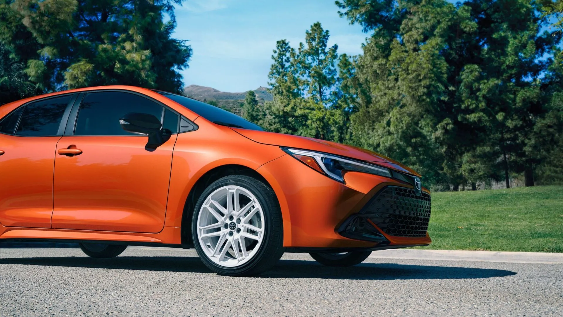 Mẫu xe Toyota Corolla Hatchback FX Edition 2026 màu xanh