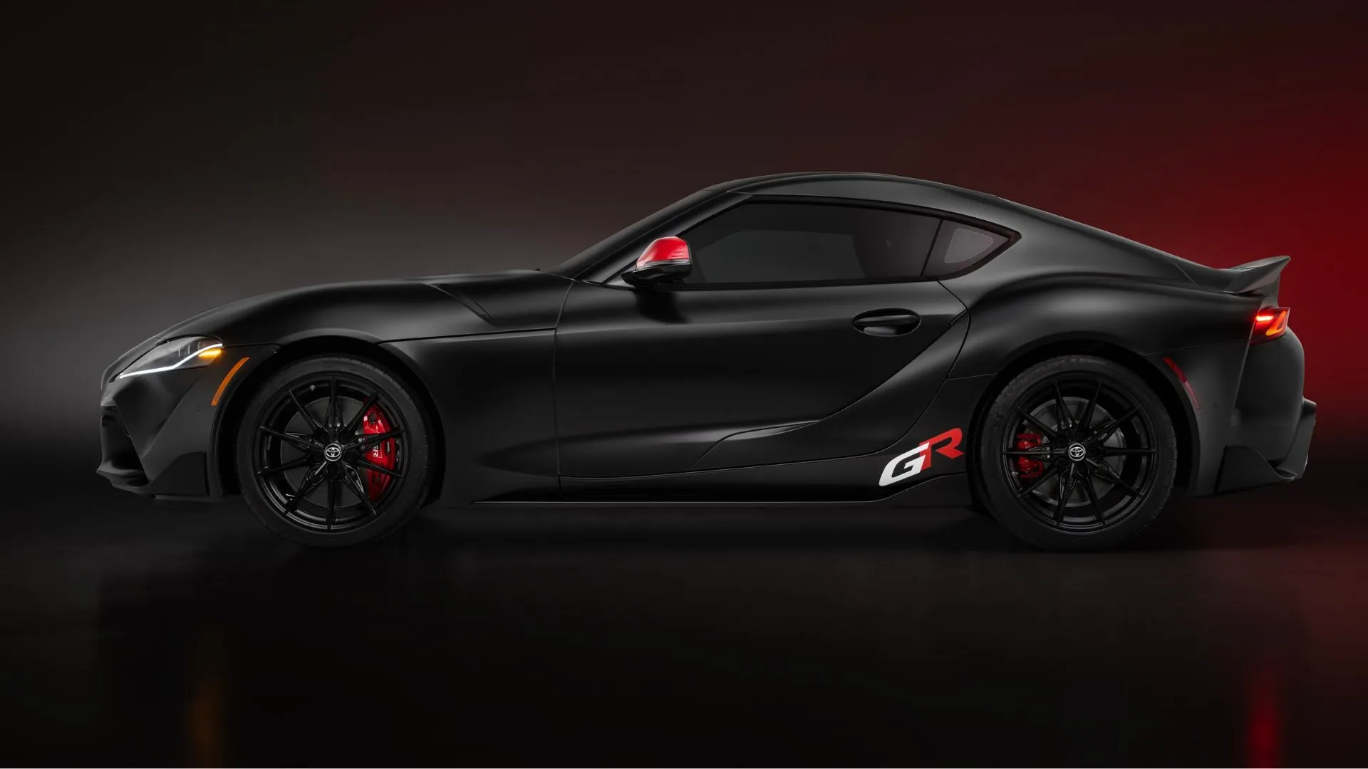 Mẫu xe Toyota GR Supra 2026 màu đen thể thao