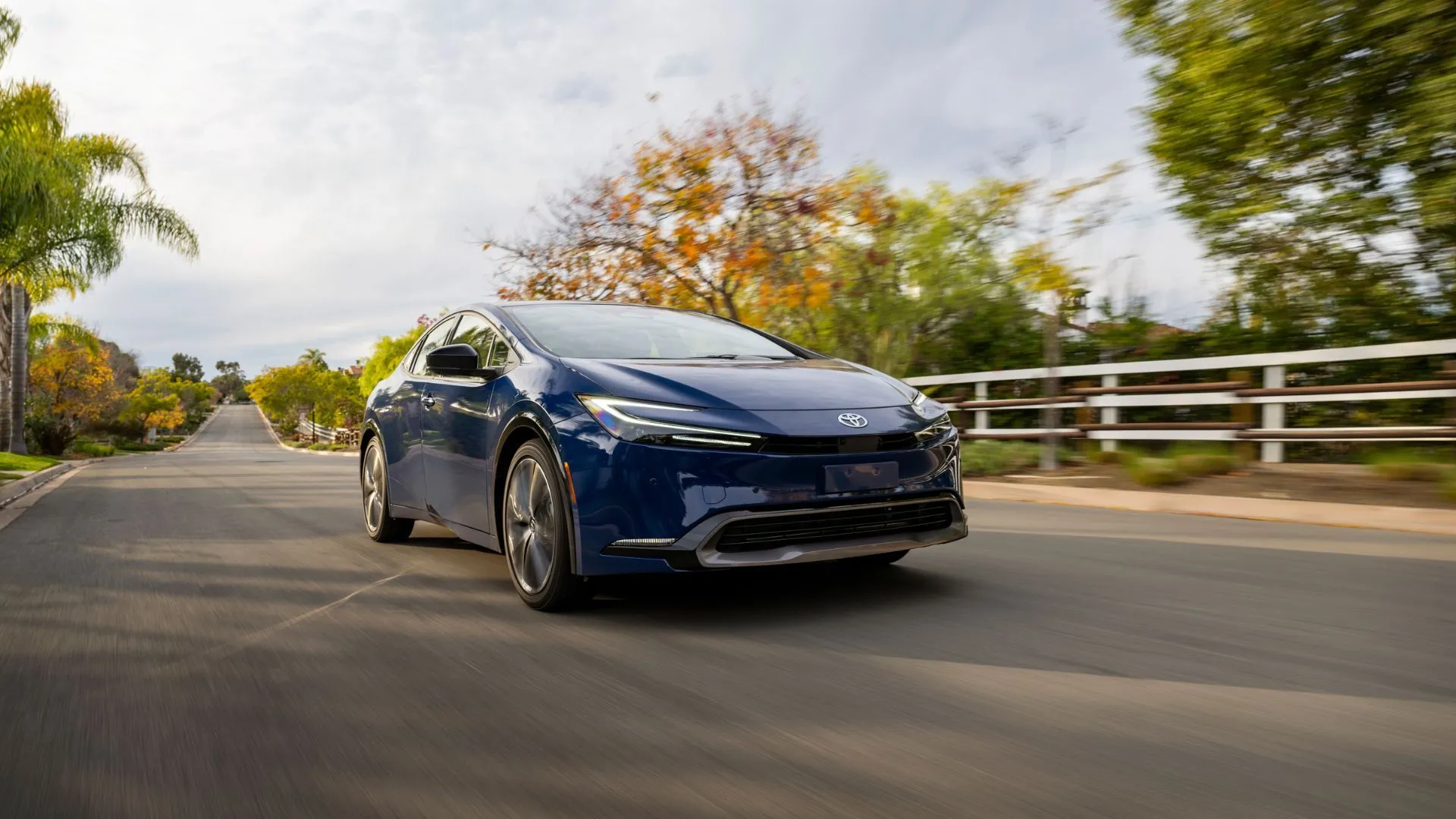 Mẫu xe Toyota Prius Limited 2025 màu xanh dương