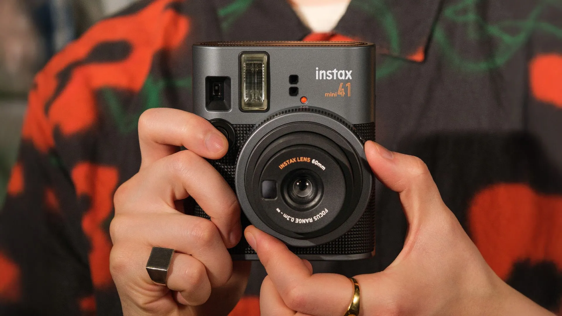 Máy ảnh chụp lấy liền Fujifilm Instax Mini 41 màu xanh, thiết bị nhỏ gọn mới được ra mắt để chụp và in ảnh nhanh.