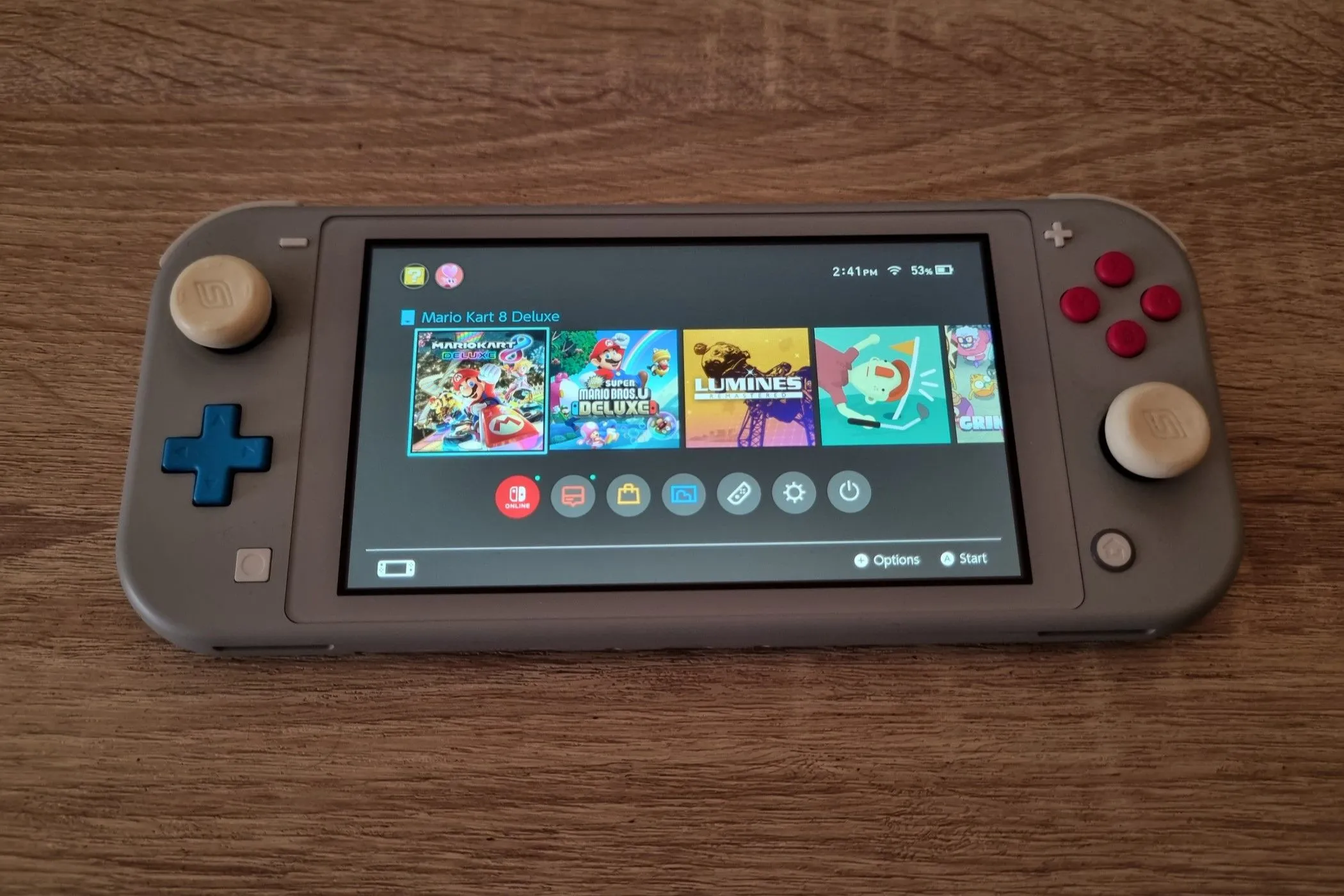 Máy chơi game cầm tay Nintendo Switch Lite màu vàng, một lựa chọn tuyệt vời để chơi game mọi lúc mọi nơi.