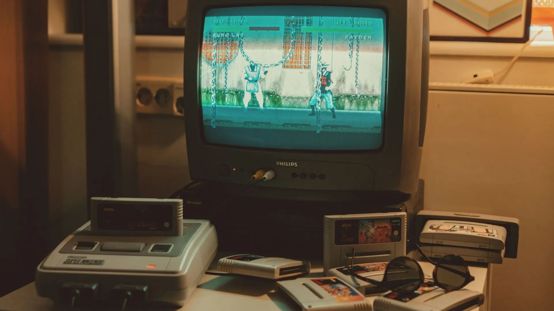Máy chơi game Nintendo SNES kết nối với TV CRT cổ điển, xung quanh là các băng game, minh họa kỷ nguyên console retro và các cổng mở rộng