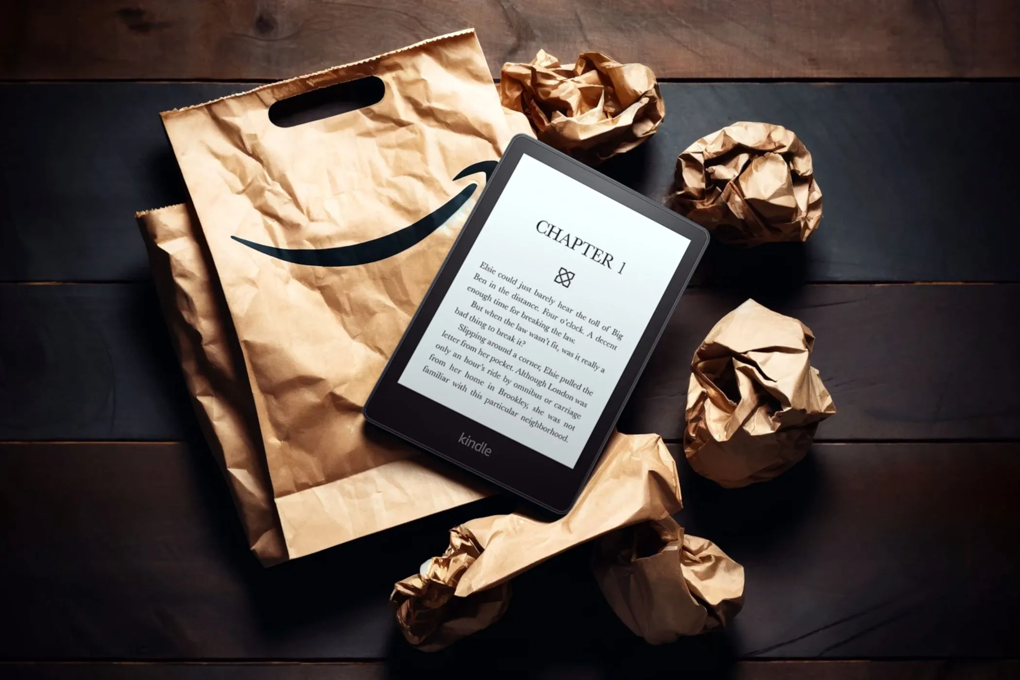 Máy đọc sách Kindle Paperwhite được đặt trên túi mua sắm Amazon
