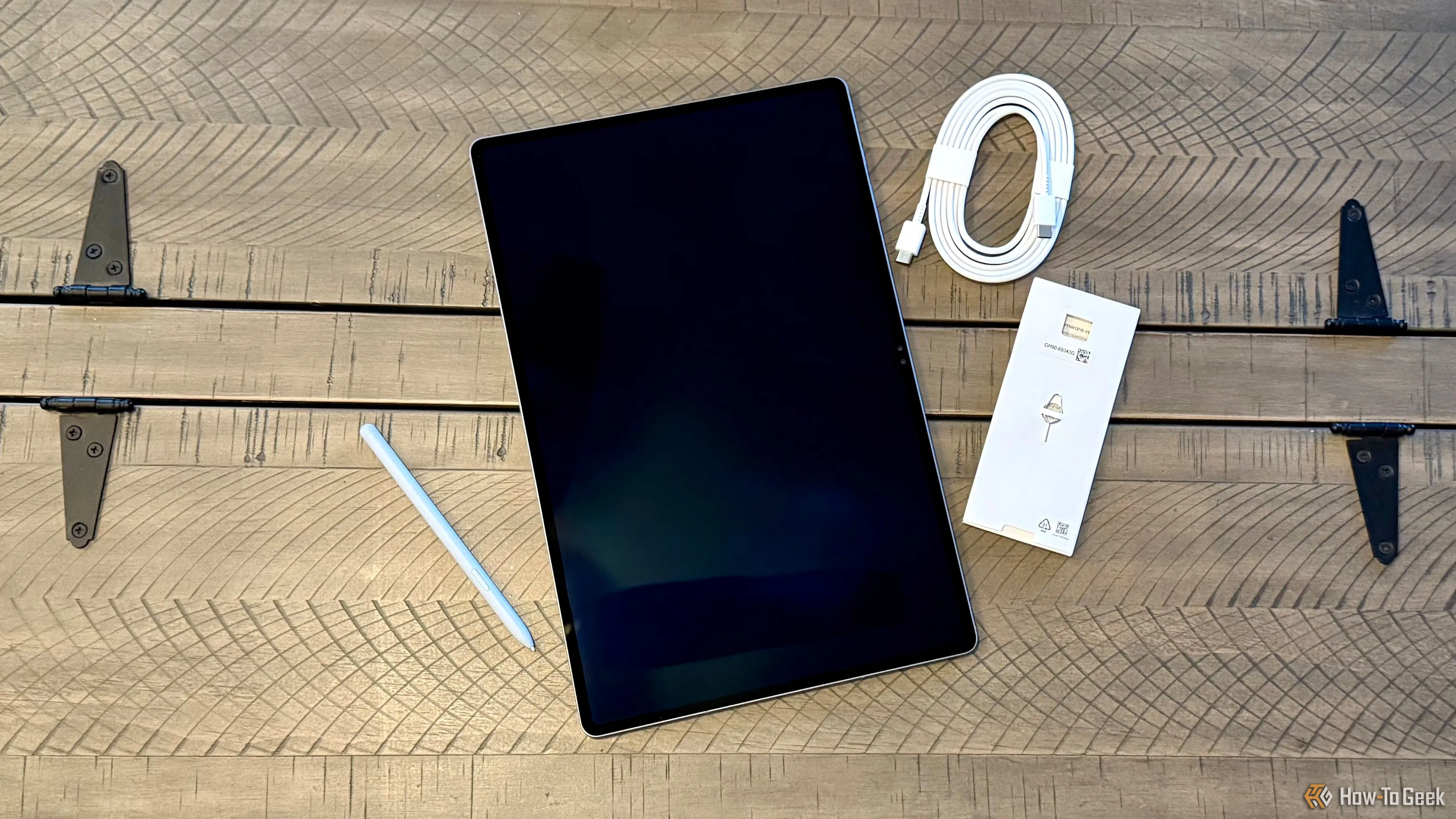 Máy tính bảng Samsung Galaxy Tab S10 Ultra cùng bút S Pen và bàn phím trên mặt bàn