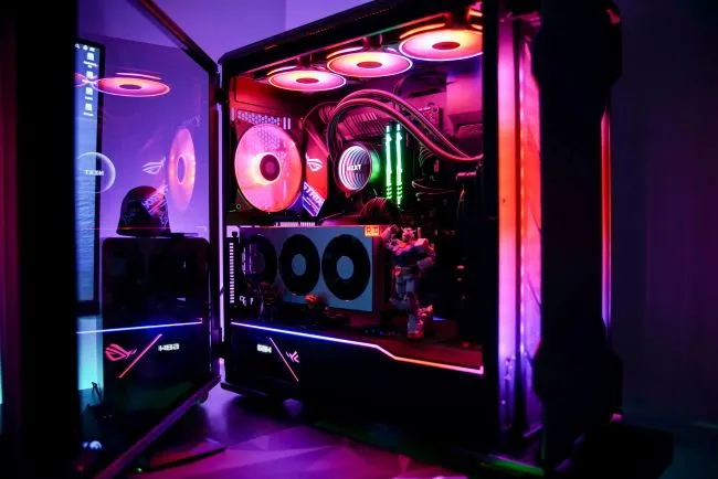 Máy tính gaming mở nắp bên, hiển thị đèn RGB bên trong