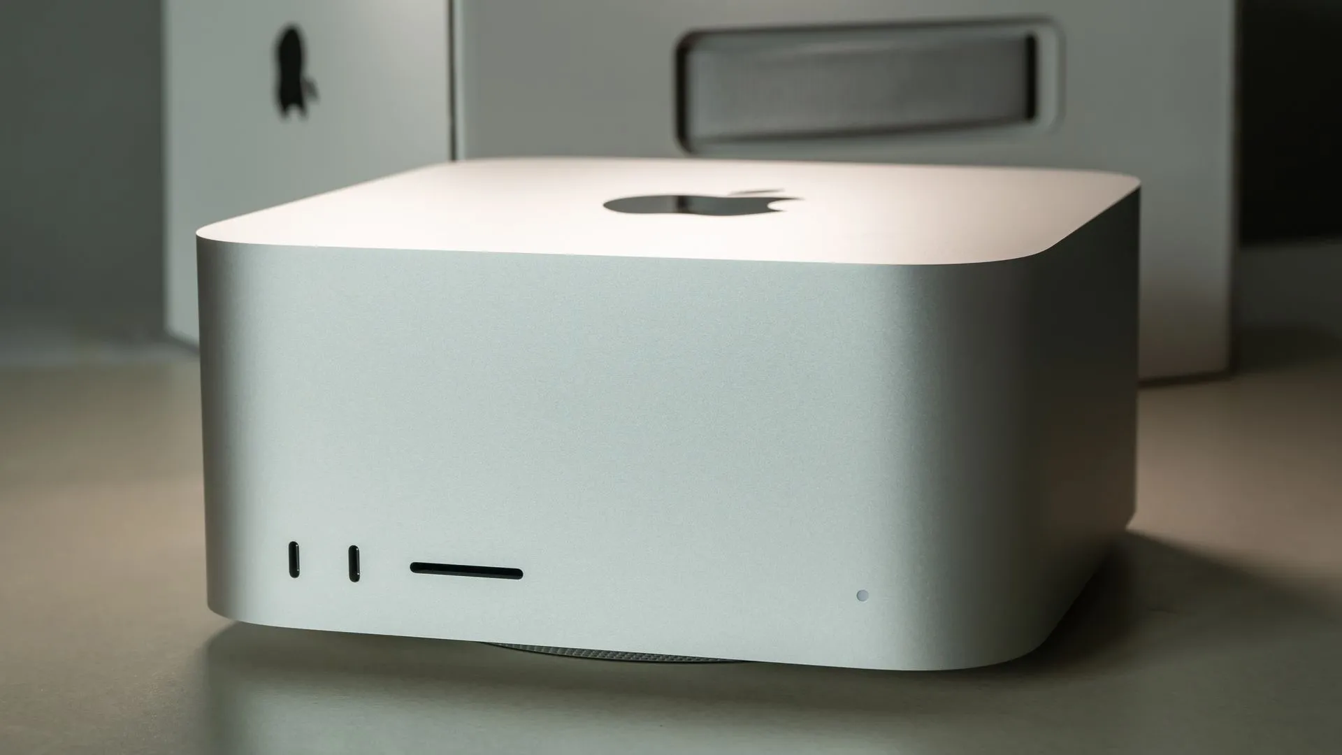 Máy tính Mac Studio trên bàn làm việc, cho thấy thiết kế lớn hơn có thể được dùng cho Mac gaming cao cấp