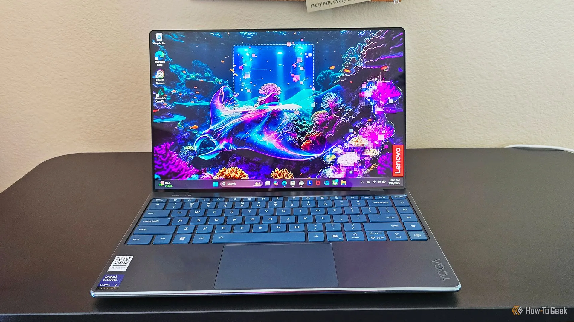 Máy tính xách tay Lenovo Yoga Slim 9i Gen 10 màu xanh ngọc được mở trên bàn làm việc, làm nổi bật thiết kế độc đáo.