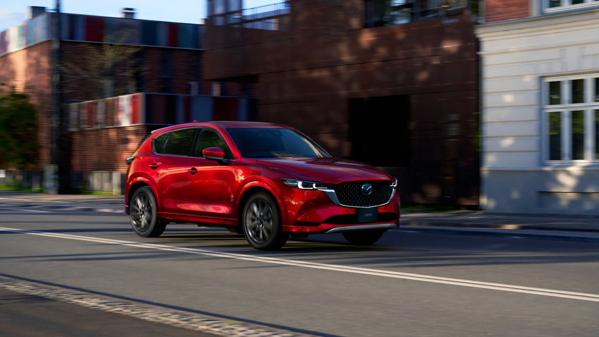 Mazda CX-5 đời 2025 màu đỏ bóng loáng, biểu tượng cho việc Mazda tiếp tục phát triển động cơ đốt trong Skyactiv-Z