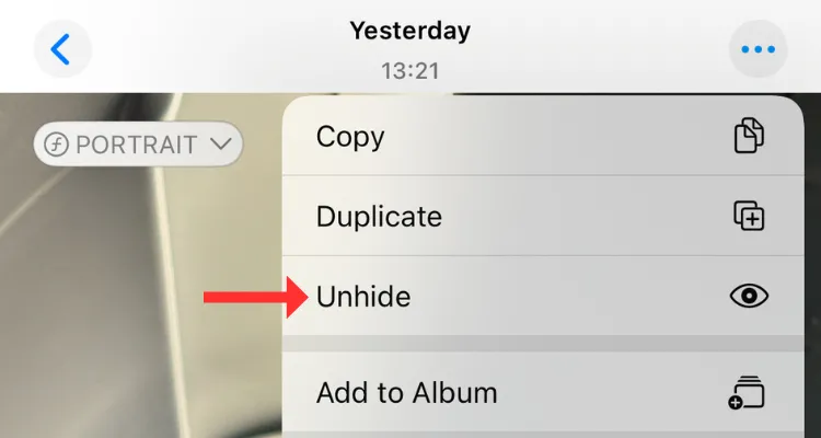 Menu Bỏ ẩn khi xem ảnh toàn màn hình trong album Ảnh ẩn trên iPhone