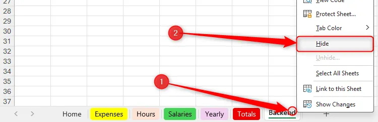 Menu chuột phải trên tab trang tính Excel với tùy chọn &quot;Hide&quot; (Ẩn) được chọn để ẩn trang tính phụ trợ