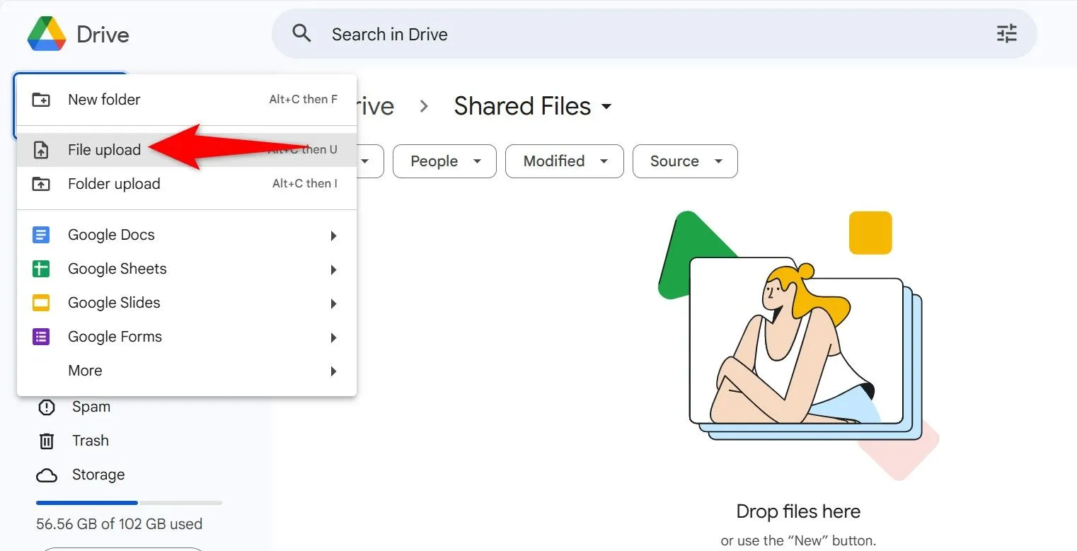 Menu &quot;Mới&quot; và tùy chọn &quot;Tải tệp lên&quot; được đánh dấu trong giao diện Google Drive để upload file.