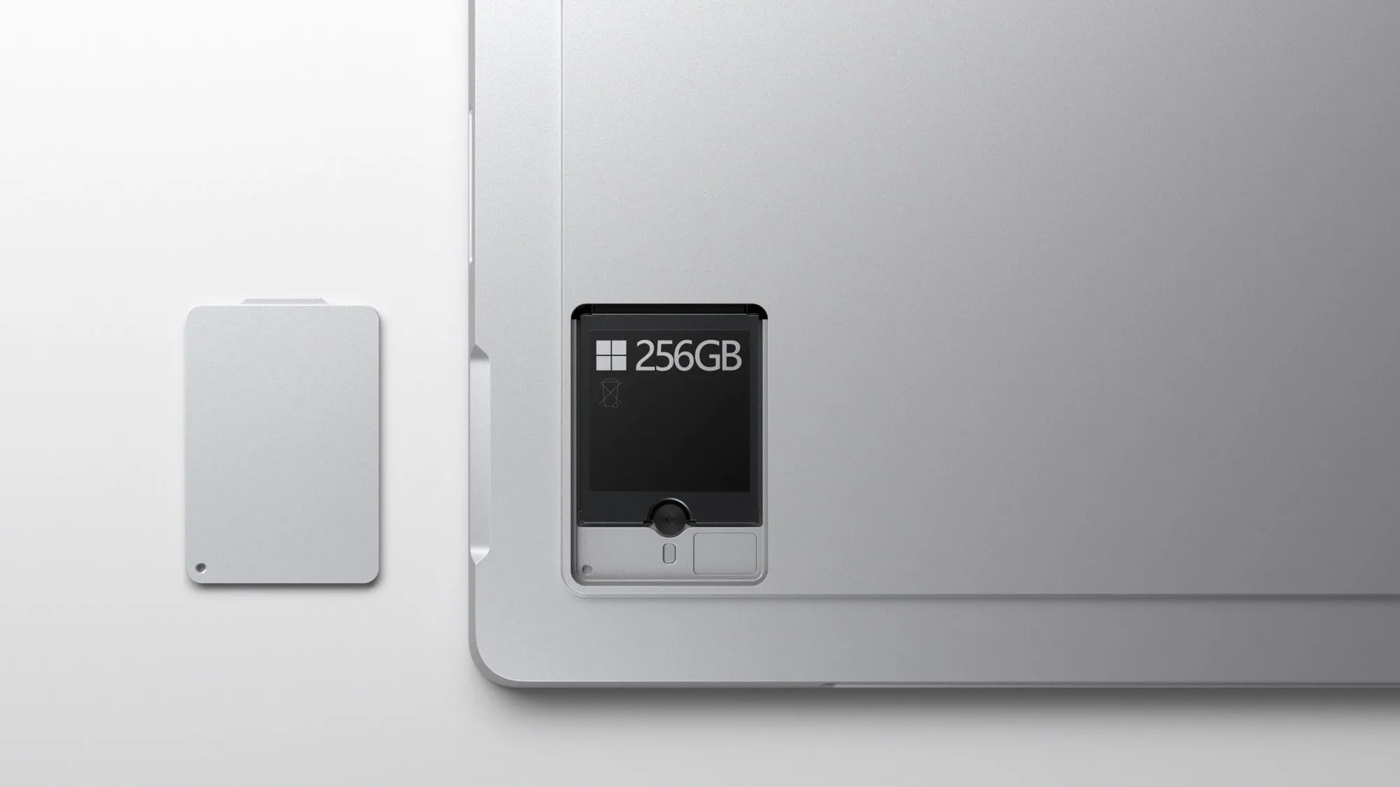 Microsoft Surface với nắp che SSD được tháo ra, minh họa cho thiết kế khe M.2 dễ tiếp cận trên Mac gaming