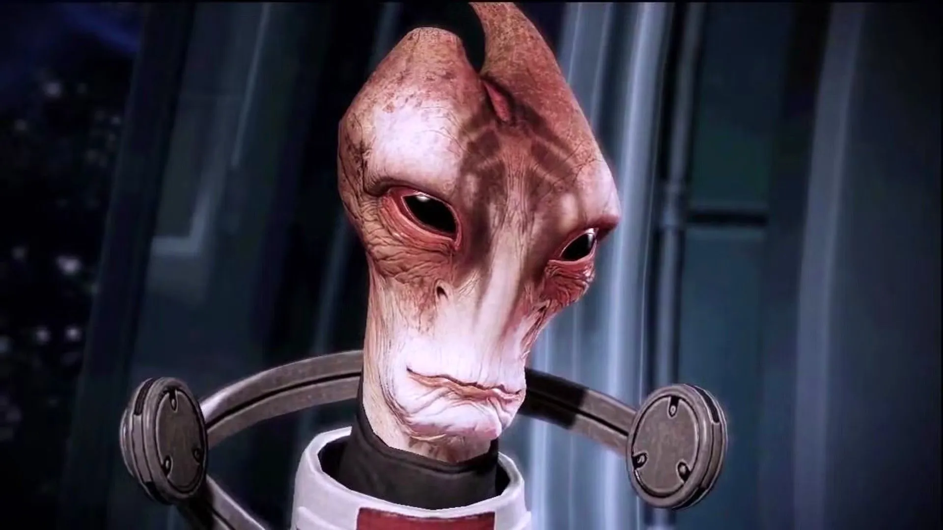 Mordin Solus, nhà khoa học Salarian, nở nụ cười nhẹ nhàng, thể hiện sự thông thái và nhân ái ẩn giấu trong Mass Effect 3