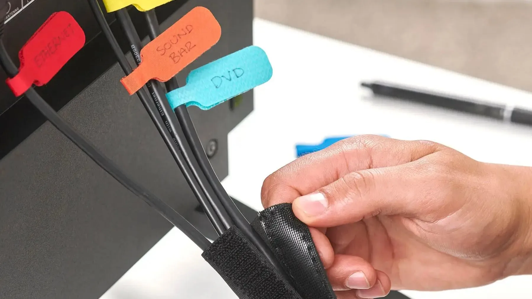 Một bộ cáp điện gia đình được dán nhãn và buộc gọn gàng bằng dây velcro