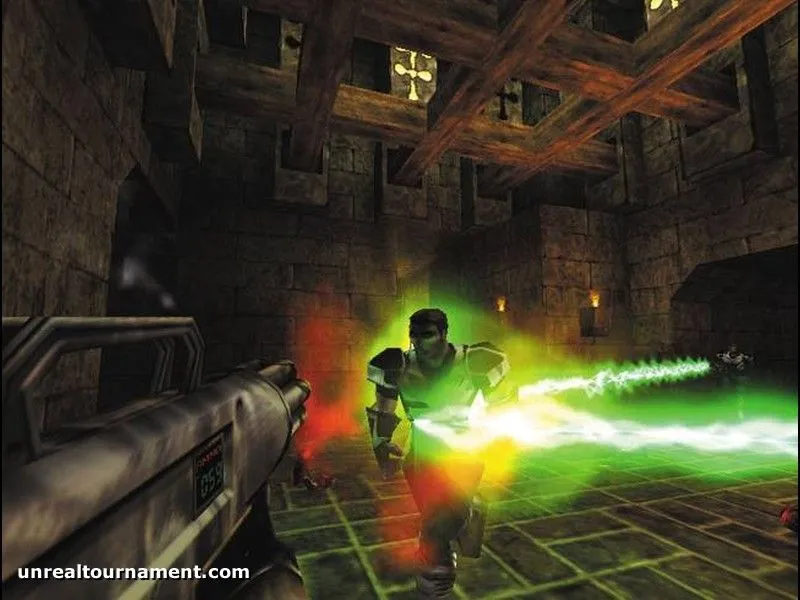 Một cảnh chiến đấu khác trong Unreal Tournament, với người chơi sử dụng súng phóng lựu