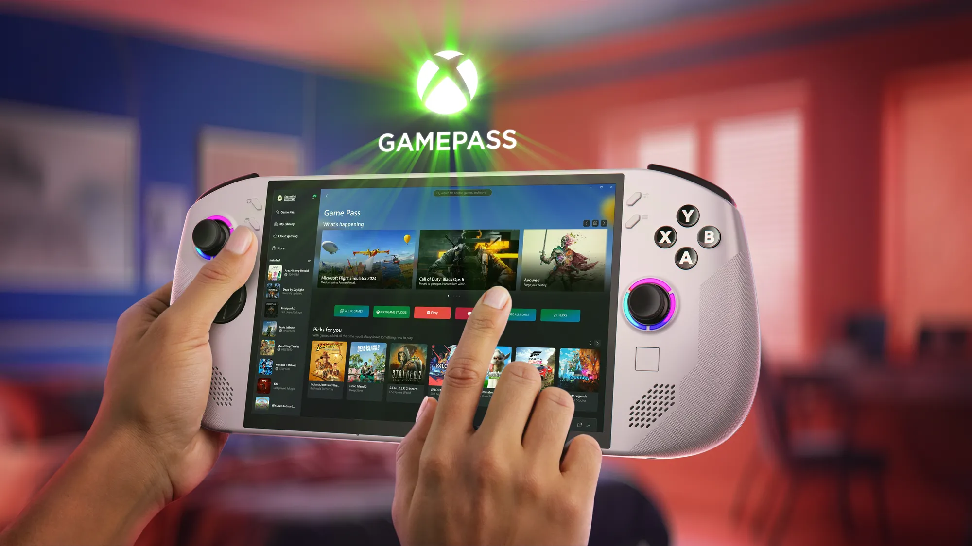 Một chiếc Legion Go S màu trắng glacier hiển thị màn hình Xbox Game Pass.