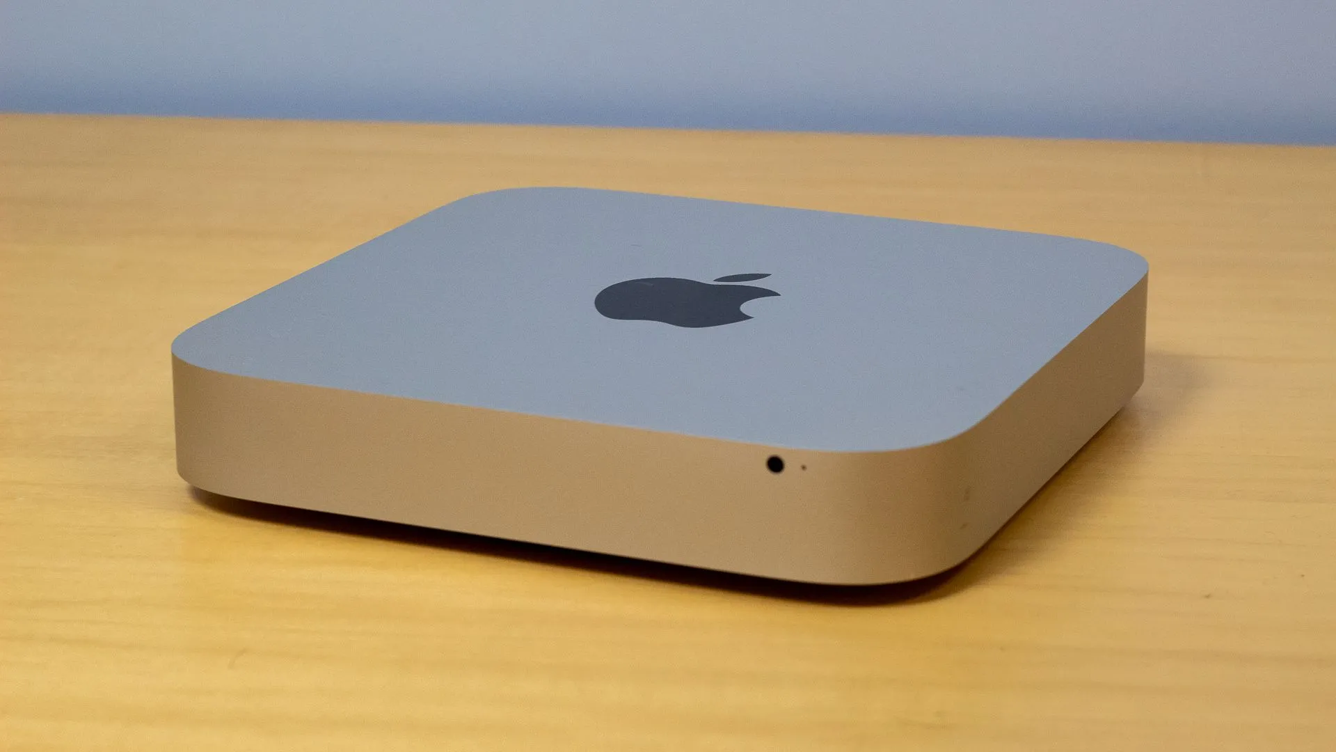 Một chiếc Mac Mini, thường được dùng làm máy chủ media tại nhà, hỗ trợ chuyển mã phần cứng hiệu quả cho Jellyfin.