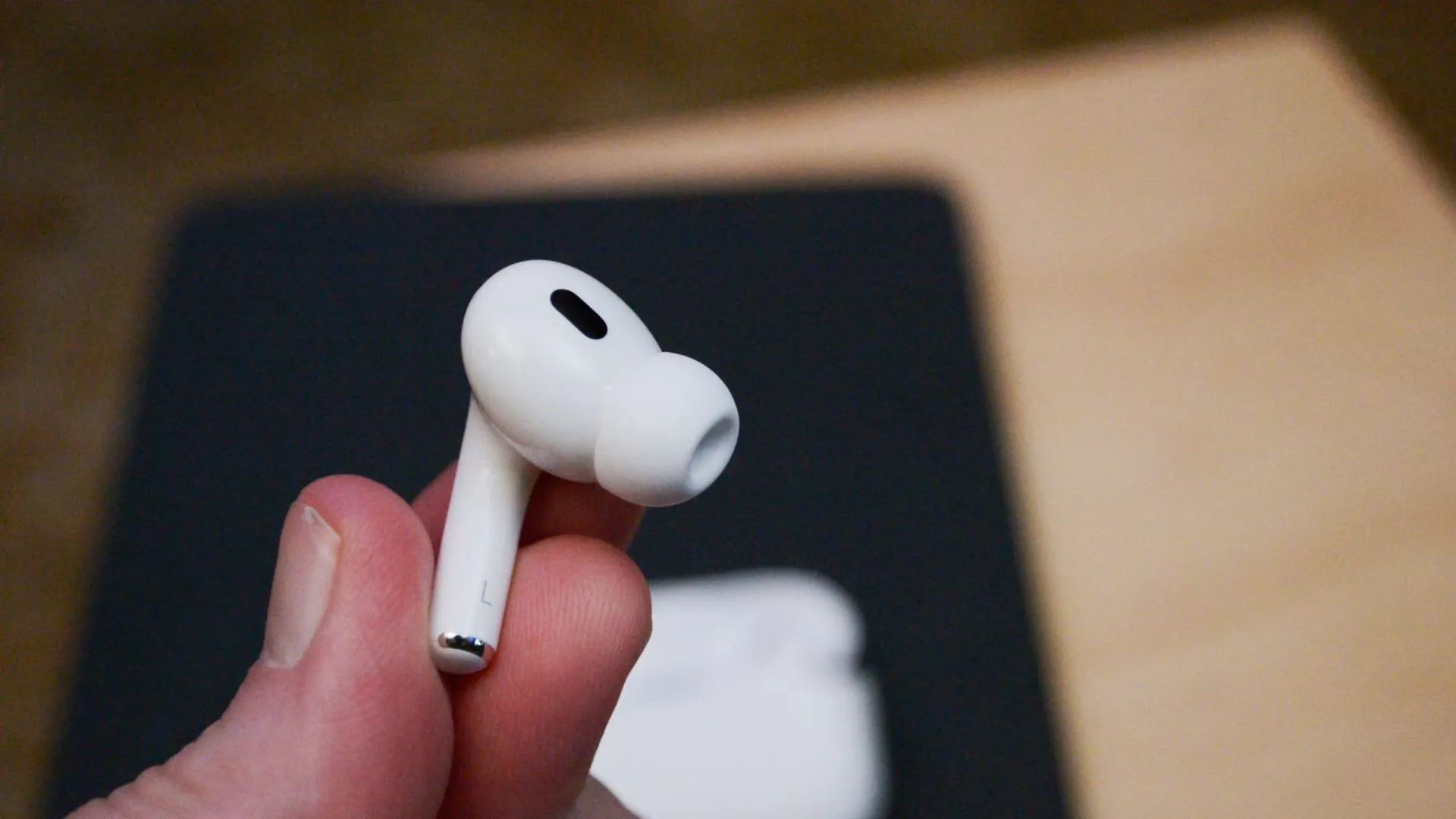 Một chiếc tai nghe AirPods Pro 2, sản phẩm kế nhiệm của thế hệ đầu tiên