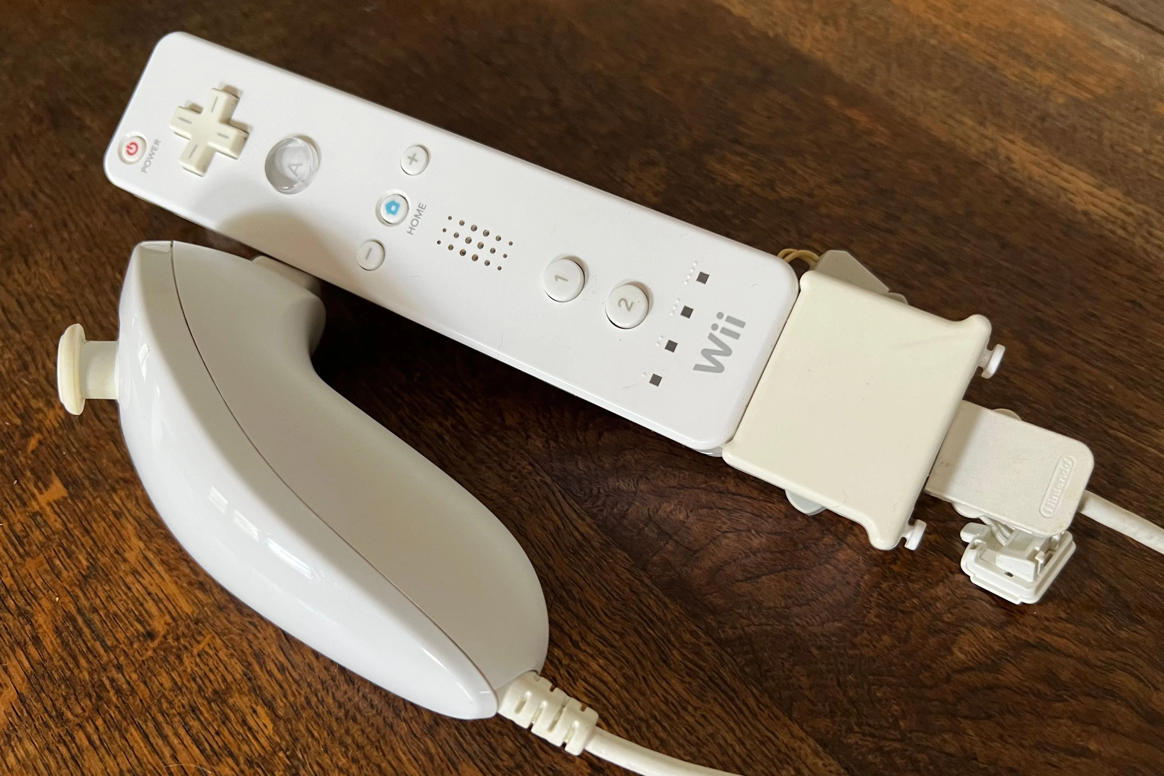 Một chiếc Wii Remote, Wii Motion Plus và Wii Nunchuk hơi ố vàng nhưng vẫn hoạt động tốt