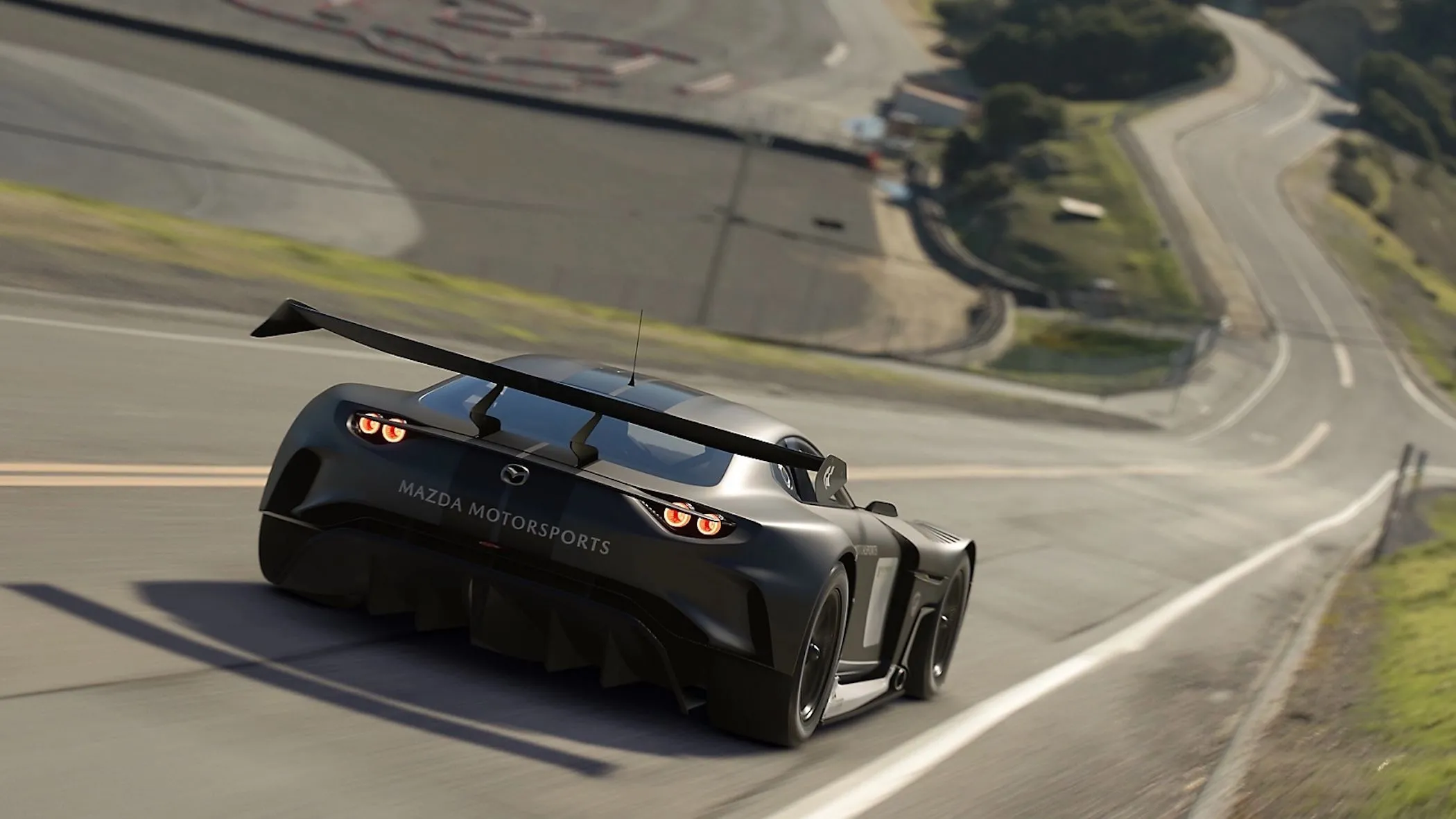 Một chiếc xe hơi thể thao màu đen đang chạy trên đường đua trong game Gran Turismo 7 trên PS5.