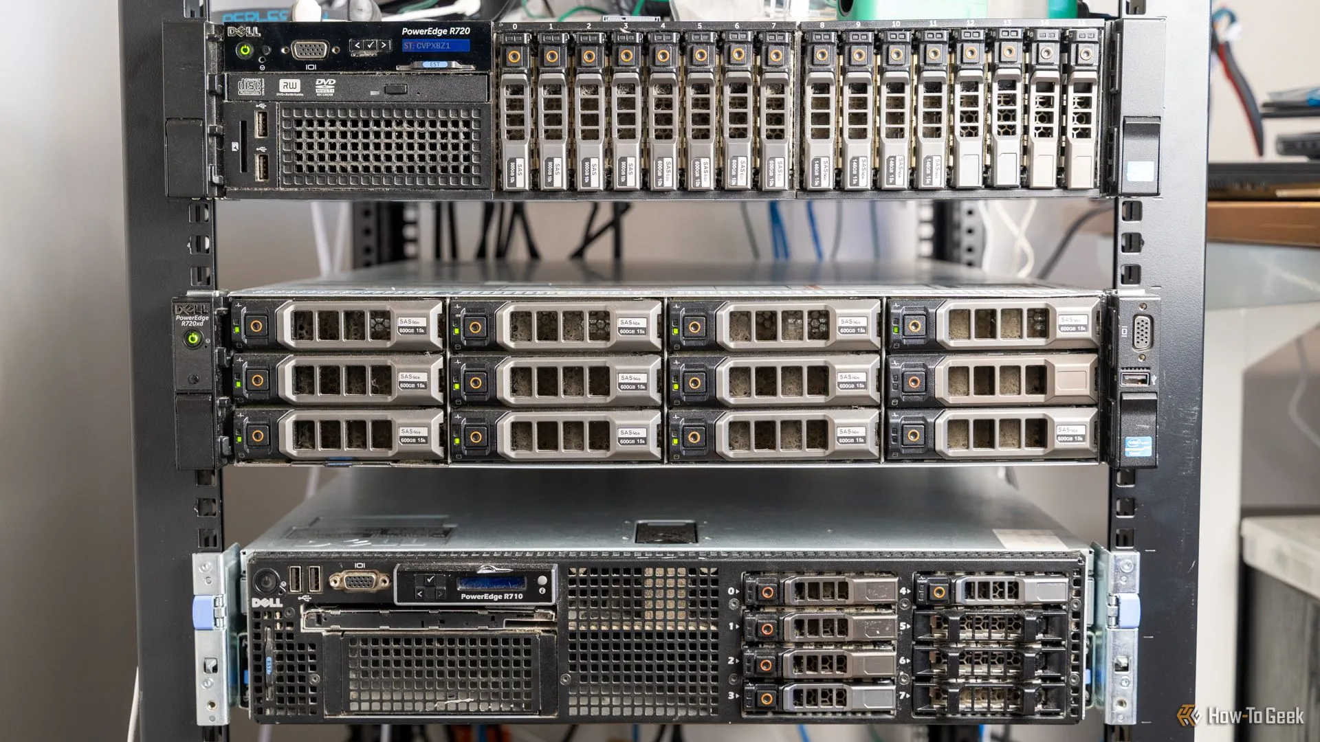 Một cụm server lưu trữ cấp doanh nghiệp được gắn trong tủ rack.