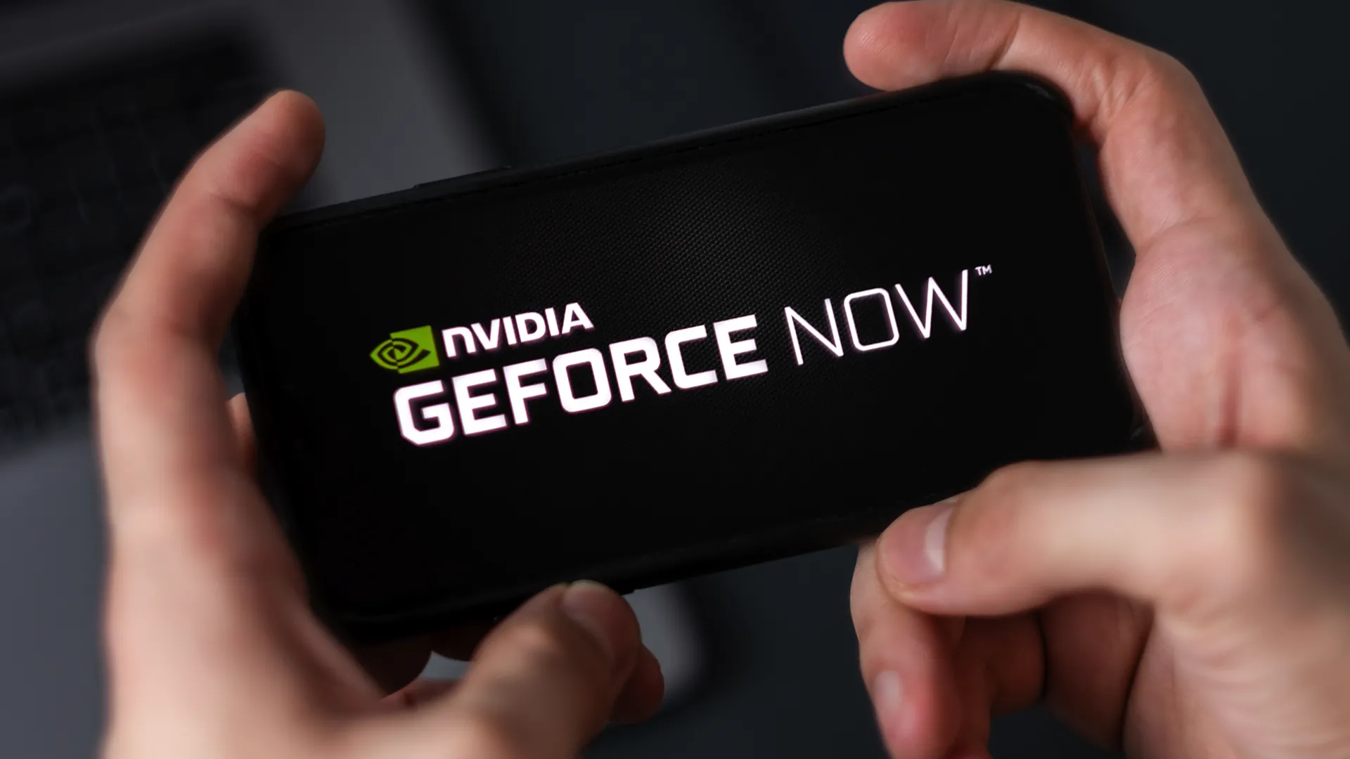 Một game thủ trải nghiệm NVIDIA GeForce Now trên điện thoại thông minh, minh chứng cho sự phát triển vượt bậc của công nghệ cloud gaming và khả năng chơi game AAA trên di động.