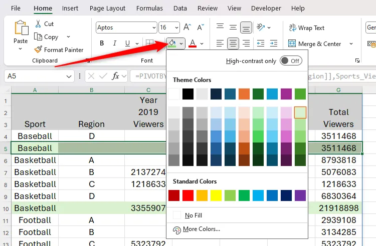 Một hàng trong bảng tính Excel được chọn và áp dụng định dạng trực tiếp màu xanh lá nhạt, minh họa cách định dạng thủ công.