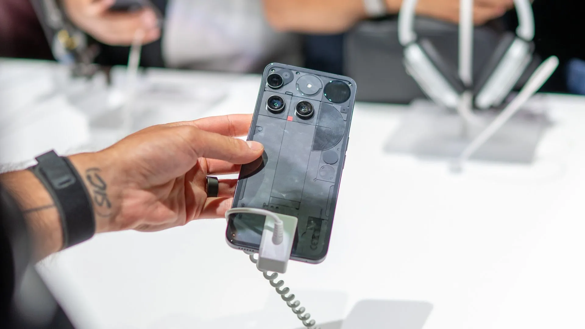 Một người cầm Nothing Phone 3 khoe mặt sau của điện thoại.
