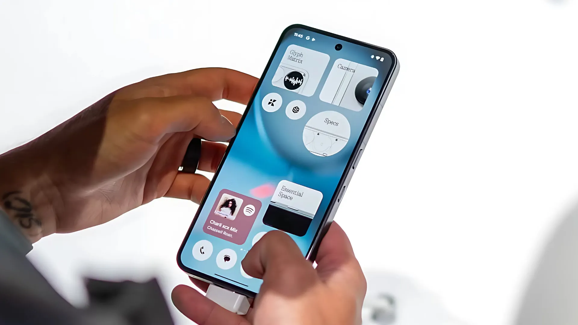 Một người cầm Nothing Phone (3) trên tay với màn hình hiển thị.