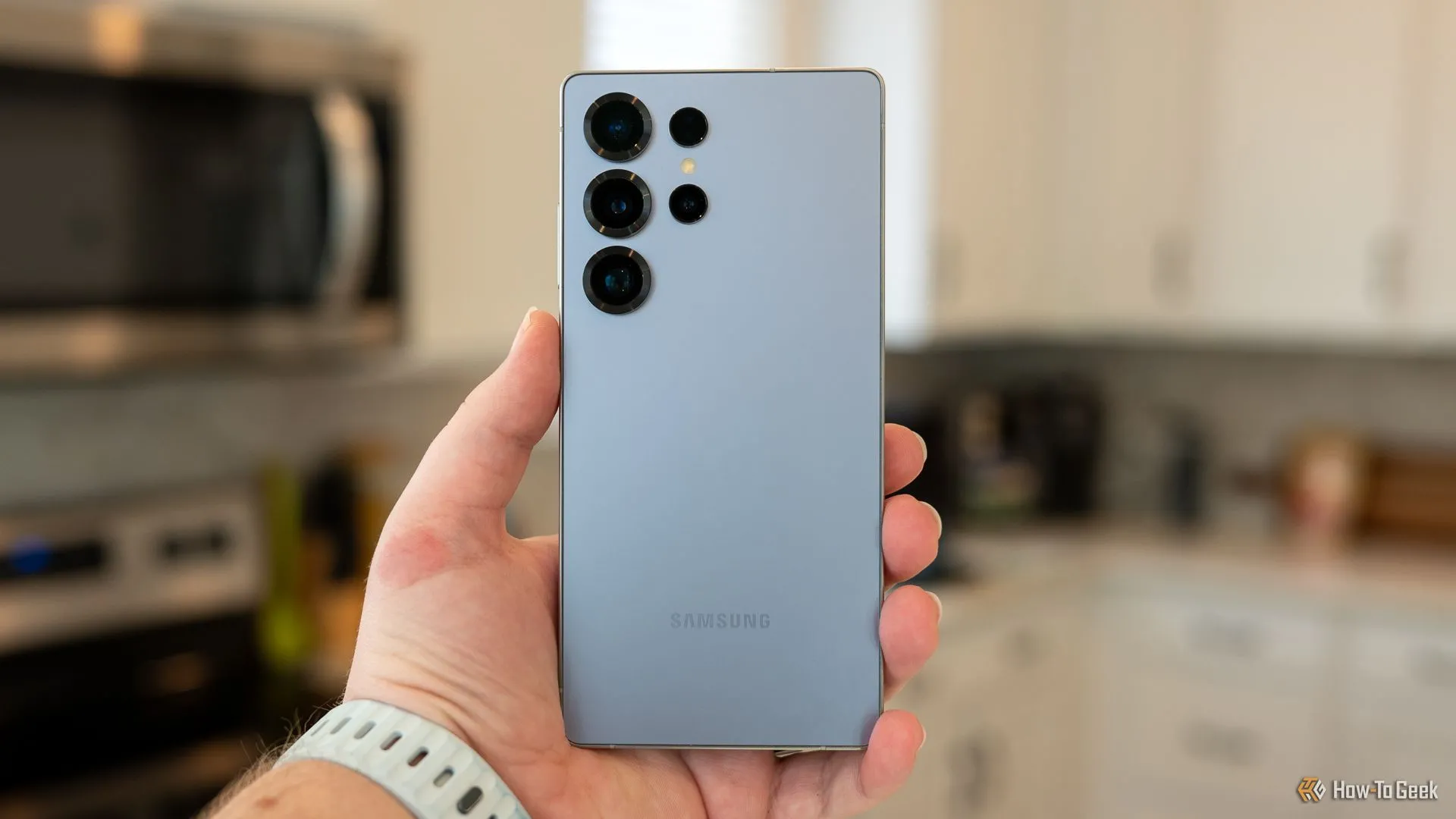 Một người đang cầm điện thoại Samsung Galaxy S25 Ultra, mặt sau thiết bị hiển thị rõ cụm camera