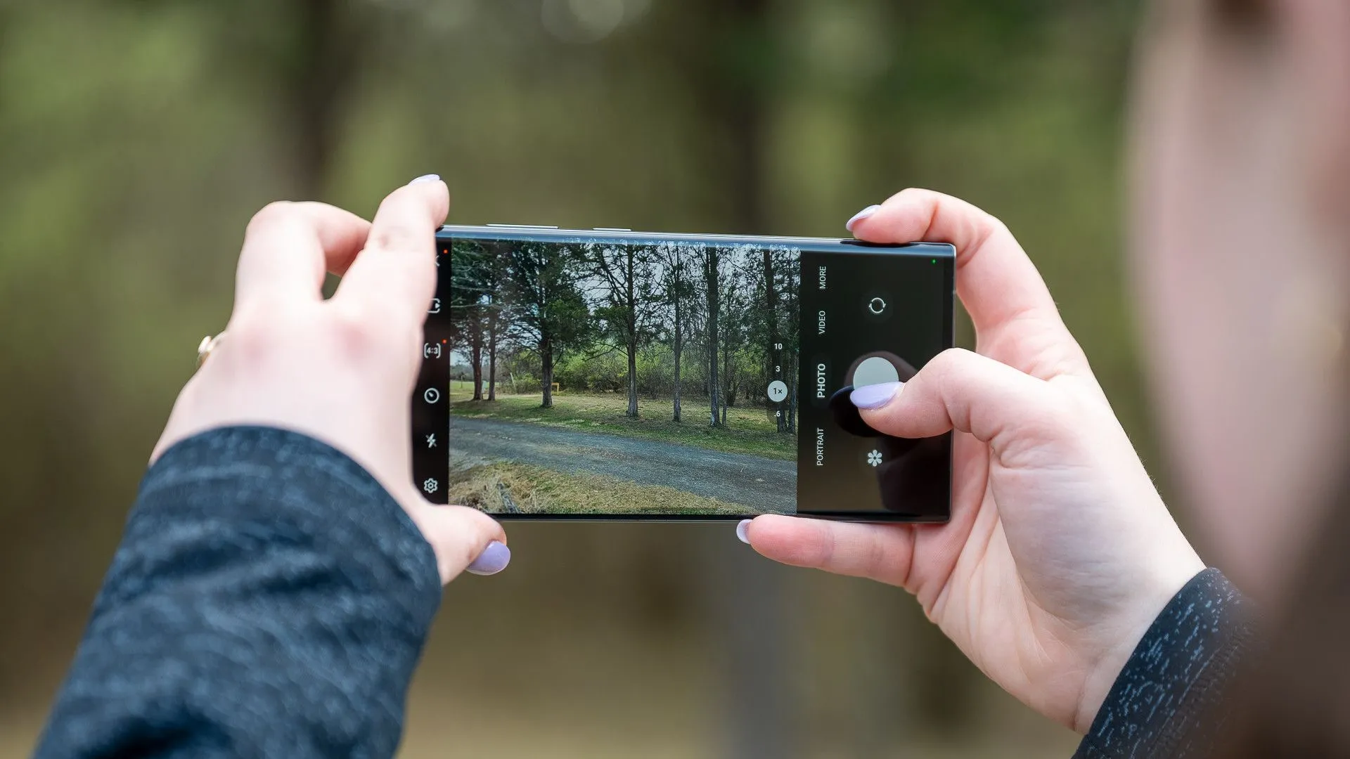 Một người đang thao tác trên ứng dụng camera điện thoại để chụp ảnh phơi sáng.