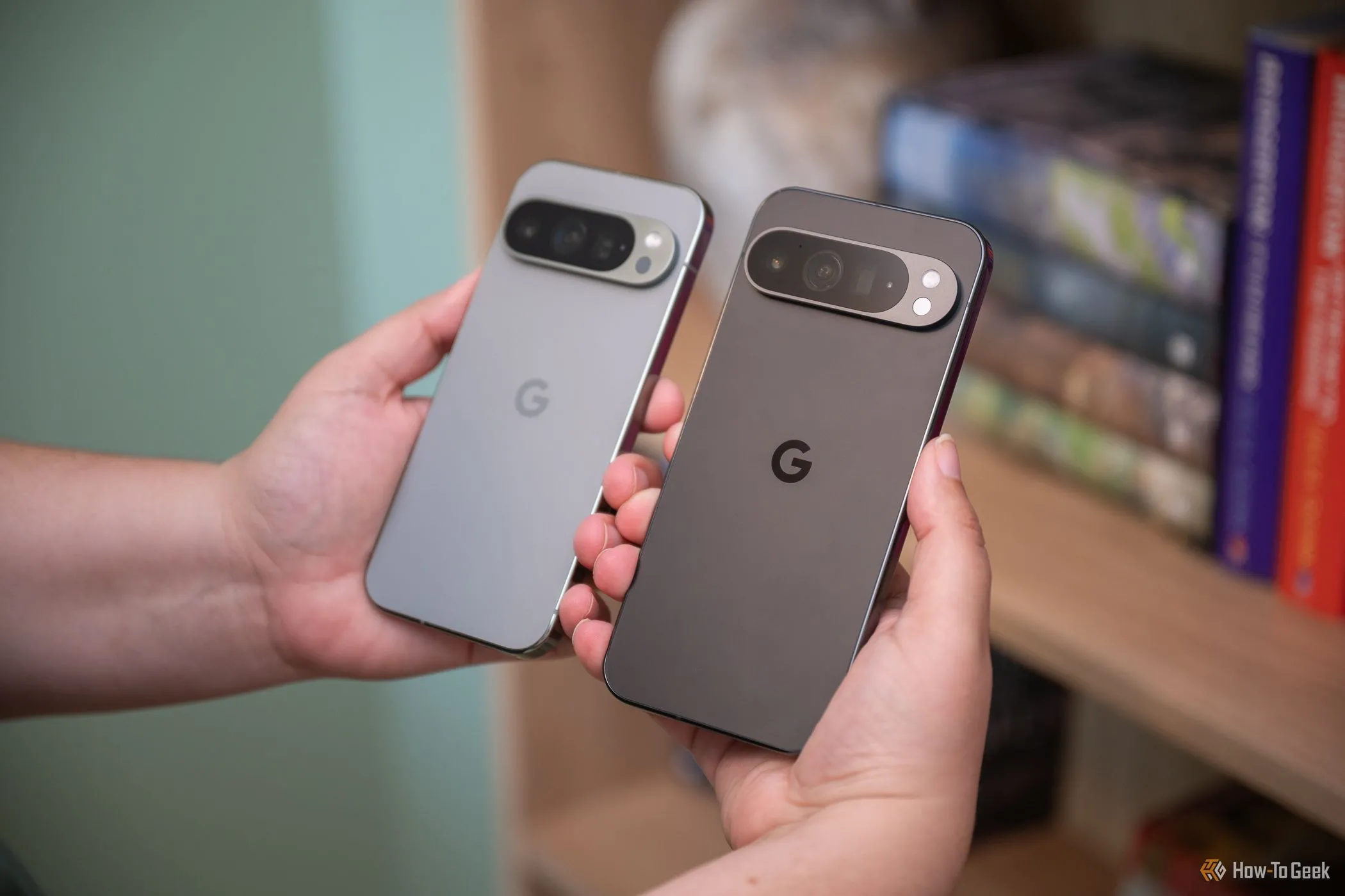 Một người dùng đang cầm điện thoại Google Pixel 9 Pro, minh họa dòng sản phẩm Pixel bị ảnh hưởng bởi lỗi phần mềm.