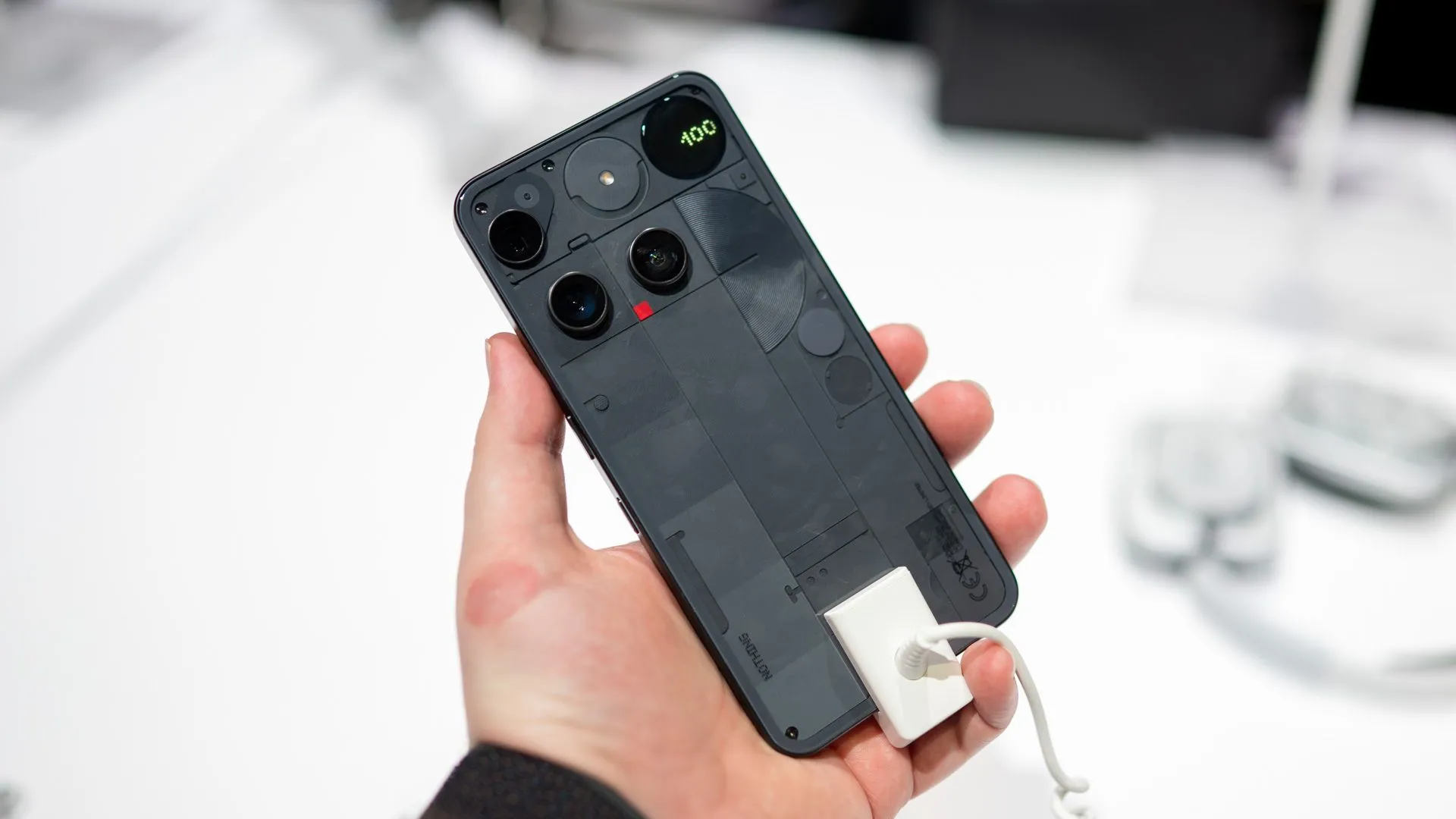 Một người dùng đang cầm Nothing Phone (3), làm nổi bật toàn bộ mặt lưng với bố cục camera và hệ thống đèn LED mới.