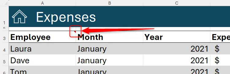 Một ô trong bảng tính Excel có thẻ ghi chú màu đỏ ở góc, báo hiệu có thêm thông tin giải thích