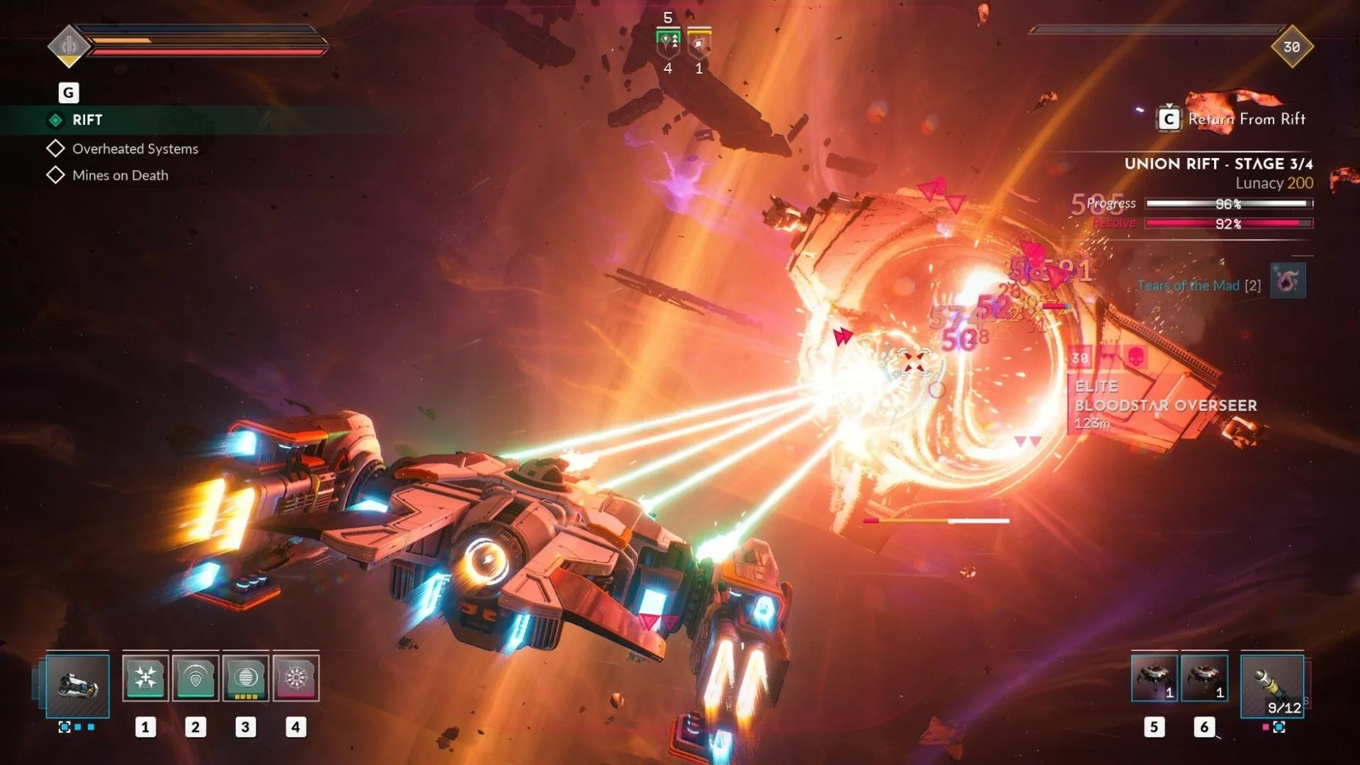 Một tàu không gian đang bắn vào một con tàu lớn hơn trong Everspace 2.