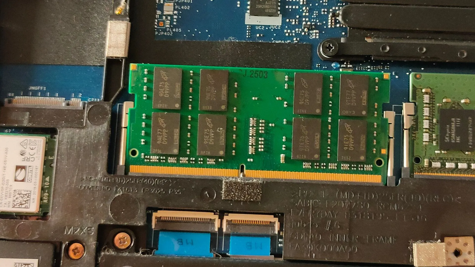 Một thanh RAM DDR4 laptop được gắn trong khe cắm trên bo mạch chủ của laptop, cho thấy sự vừa vặn và kết nối chắc chắn.
