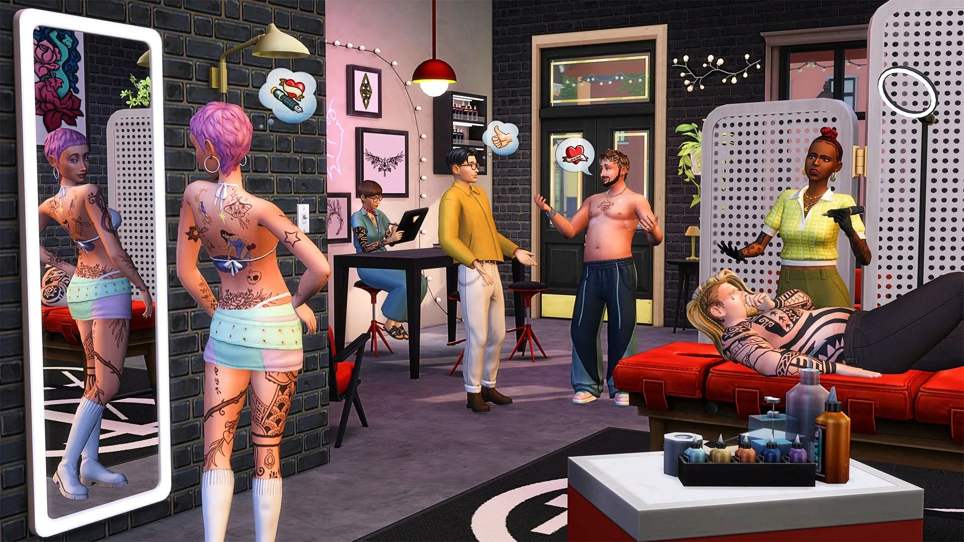 Một tiệm xăm với các Sim đang xem hình xăm của mình trong The Sims 4