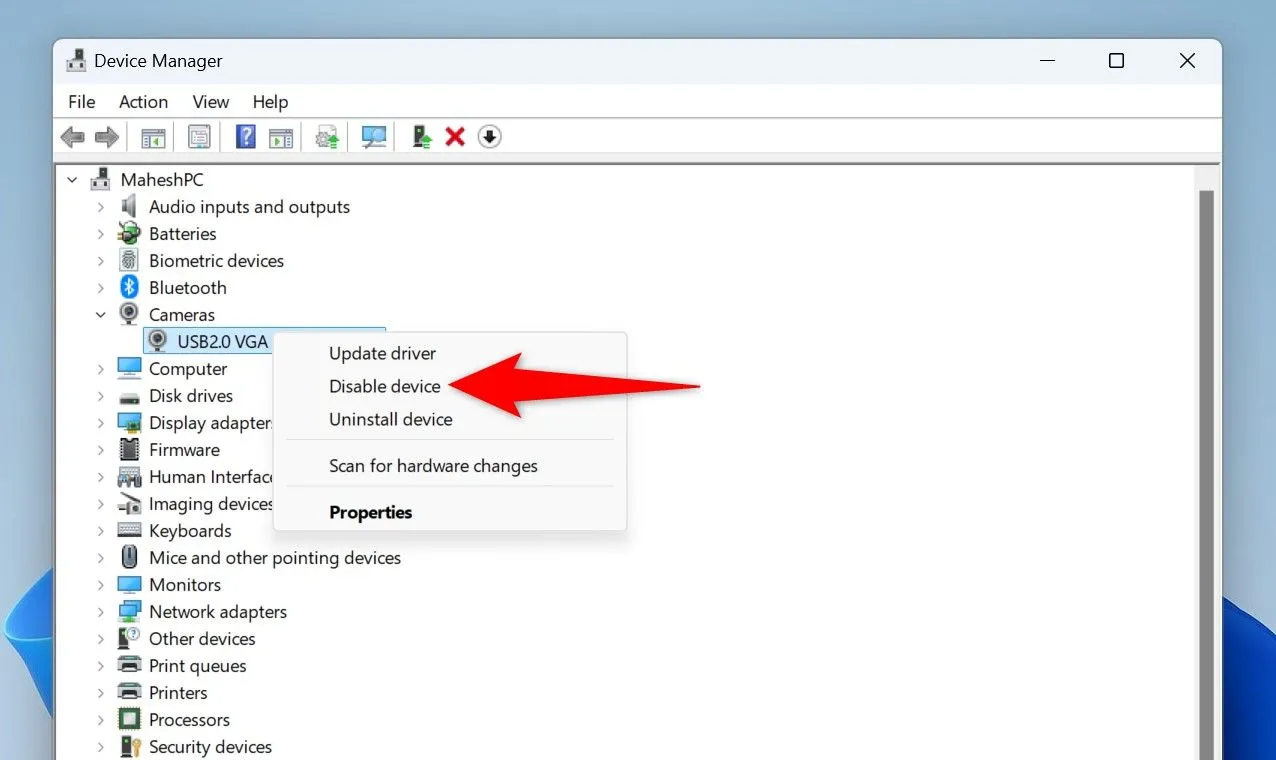 Mục Trình quản lý thiết bị (Device Manager) trong Windows 11, hiển thị menu ngữ cảnh với tùy chọn &quot;Tắt thiết bị&quot; (Disable Device) cho camera.