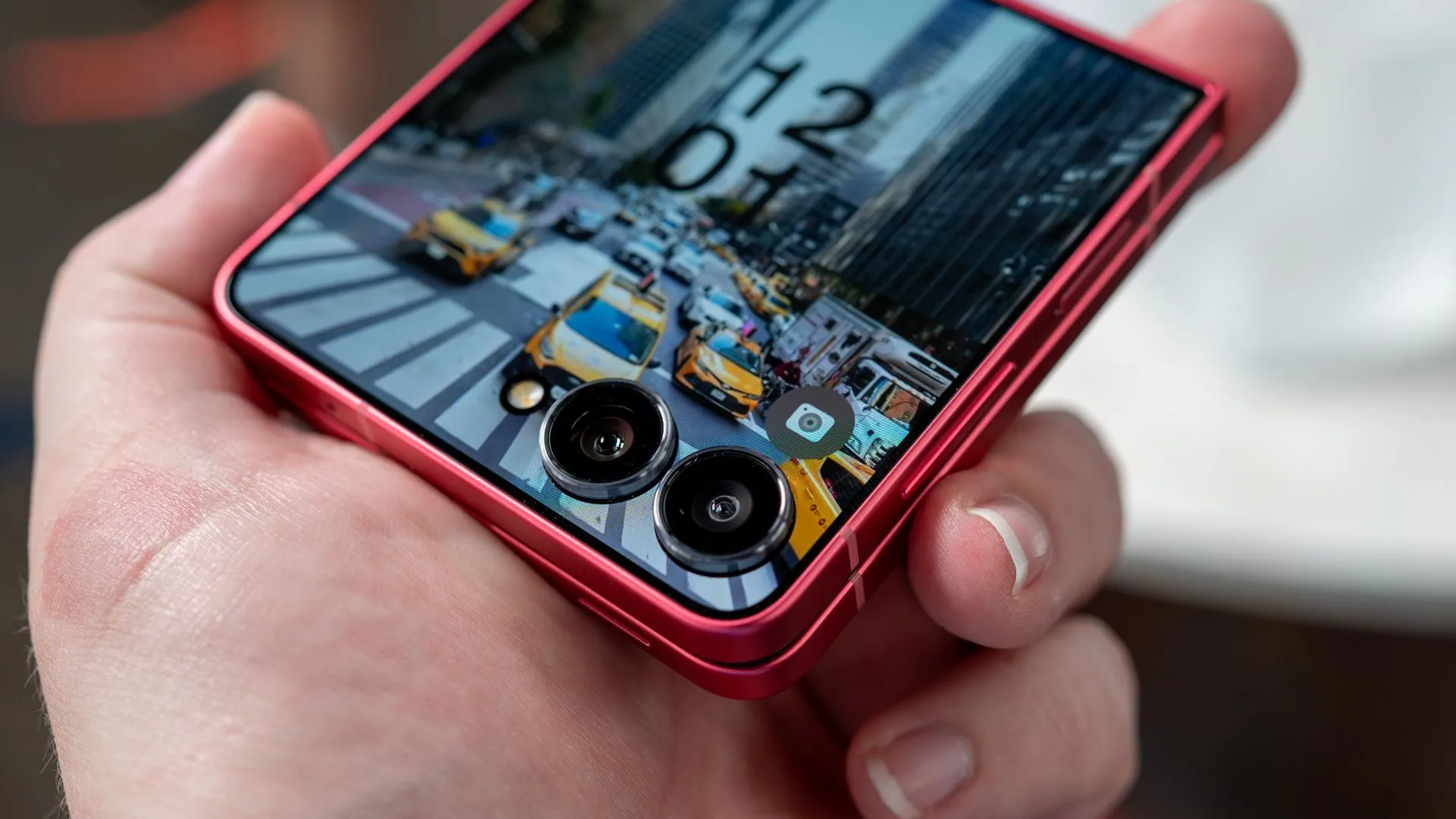 Người cầm Samsung Galaxy Z Flip 7 khoe cụm camera chính