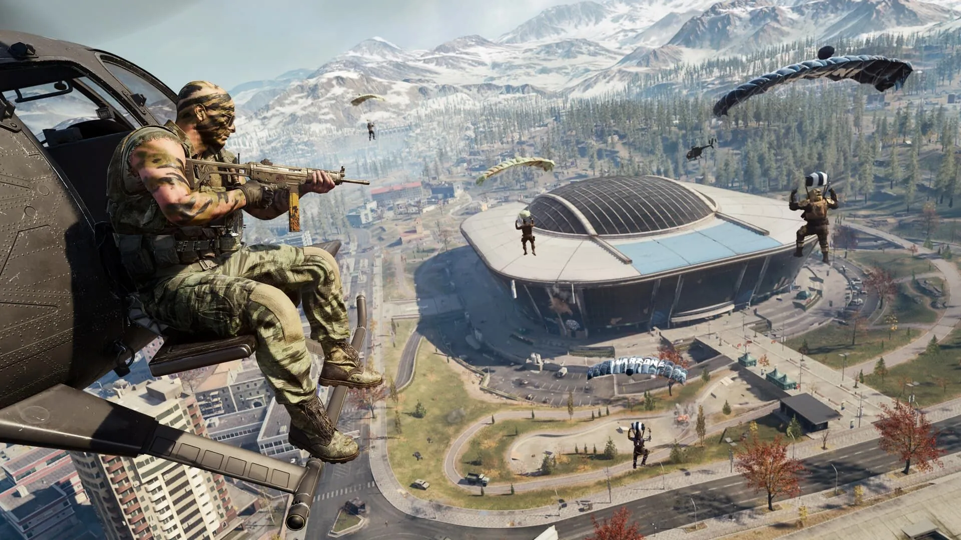 Người chơi Call of Duty Warzone trên trực thăng quan sát các đối thủ nhảy dù xuống bản đồ.
