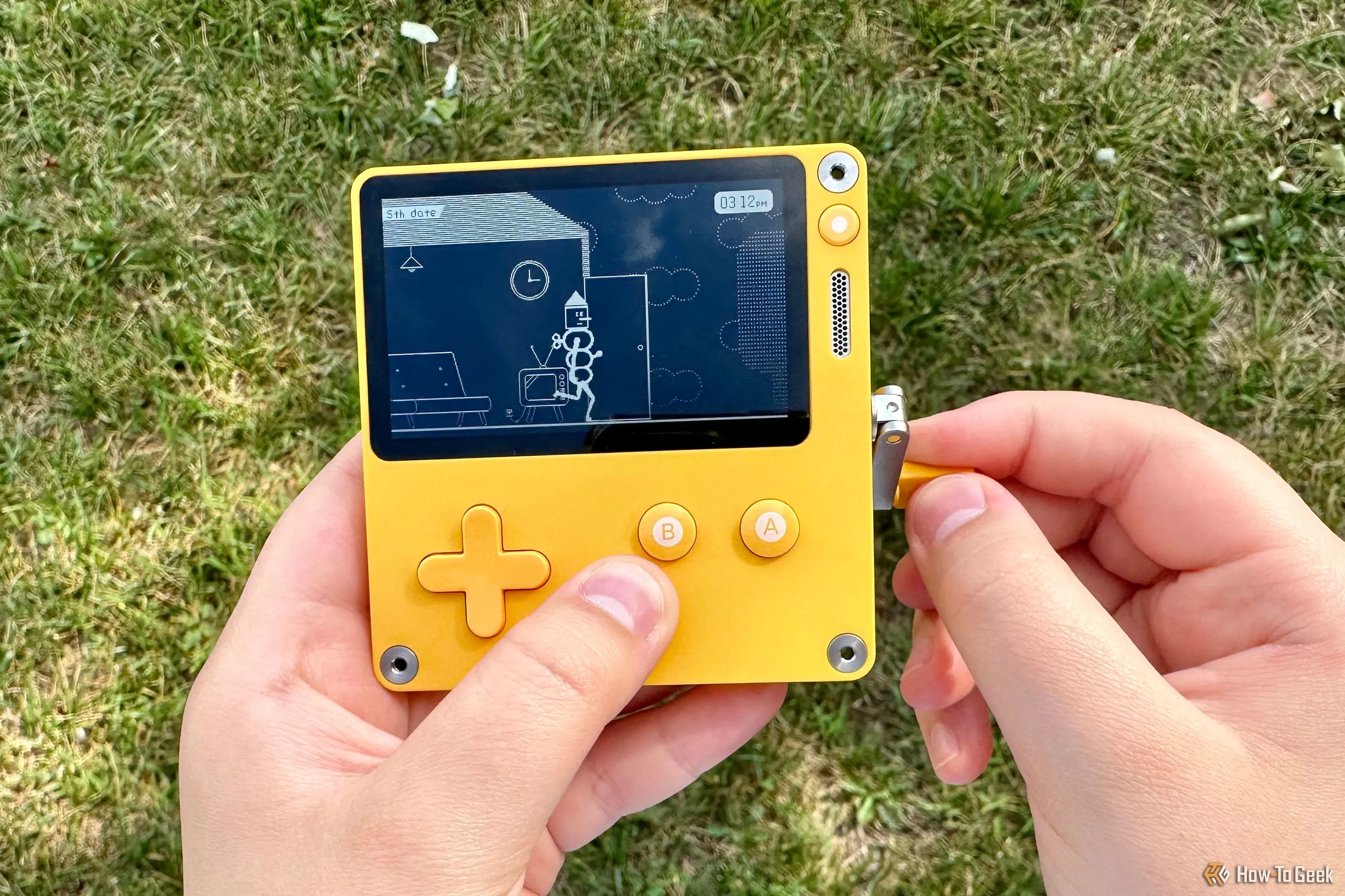 Người chơi đang trải nghiệm game trên Playdate, sử dụng tay quay độc đáo