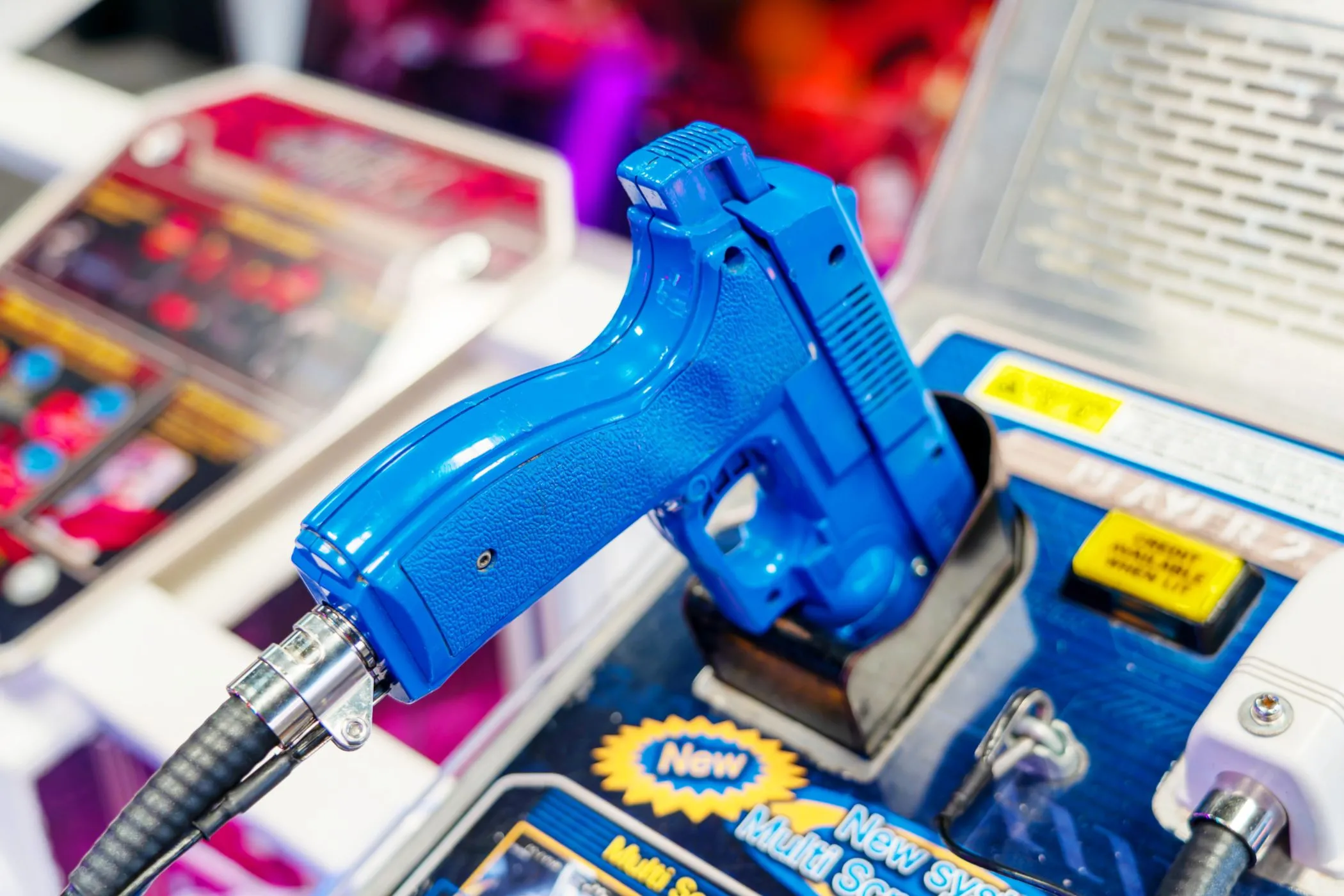 Người chơi sử dụng súng điện tử (light gun) trên một máy game thùng arcade cổ điển, minh họa trải nghiệm game bắn súng đường ray