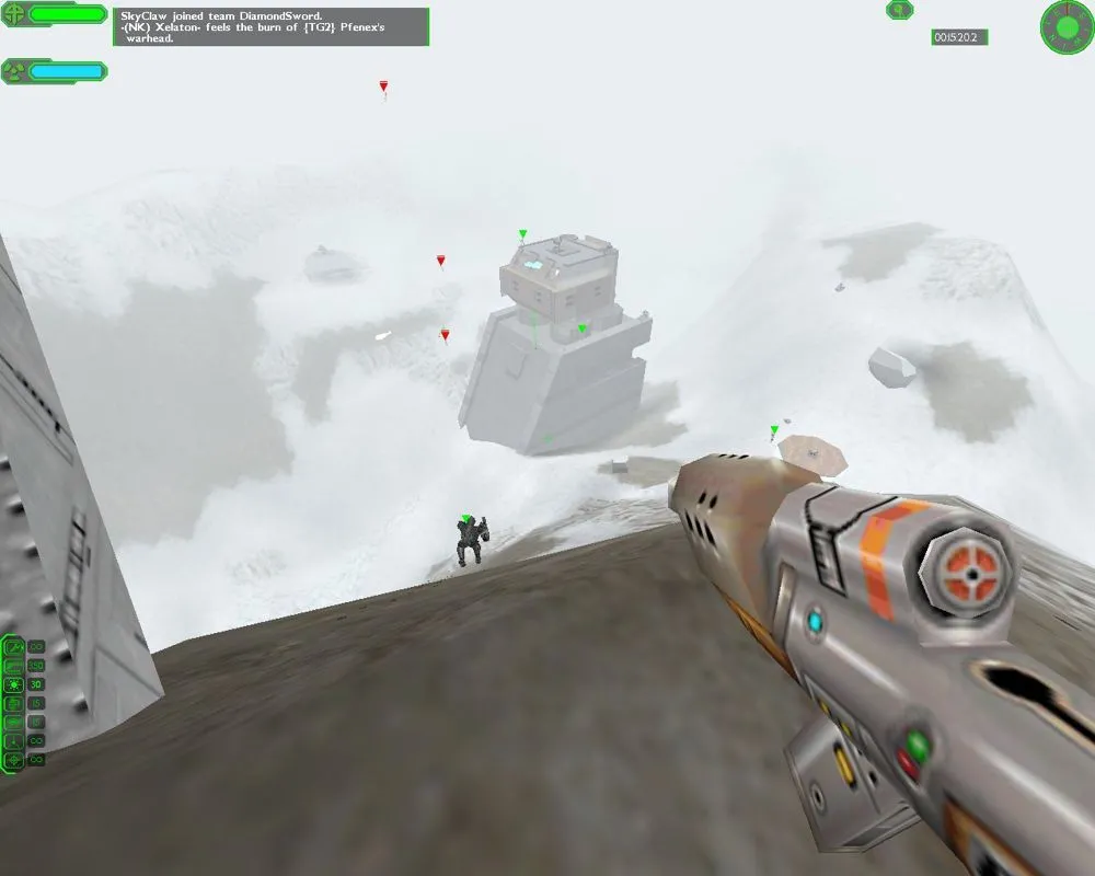 Người chơi thực hiện kỹ thuật &quot;skiing&quot; trên sườn núi tuyết trong game Starsiege Tribes, một ví dụ điển hình về việc &quot;cheesing&quot; trở thành tính năng game.